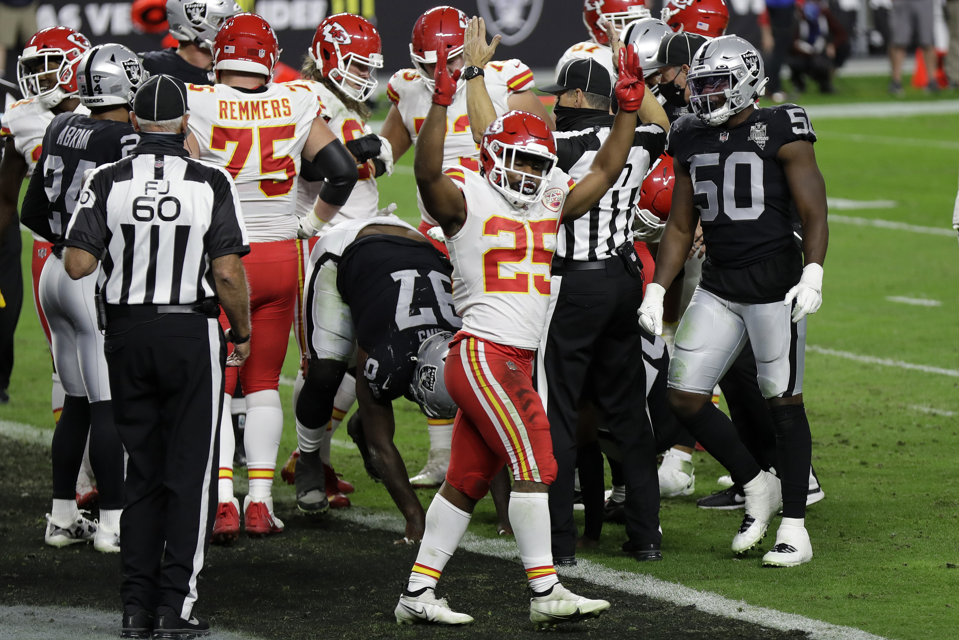 Mahomes hits Kelce in last minute, Chiefs edge Raiders 35-31