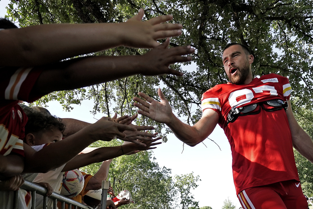 Santa Kelce: Chiefs' Travis Kelce shops with YMCA kids at JCPenney holiday  event