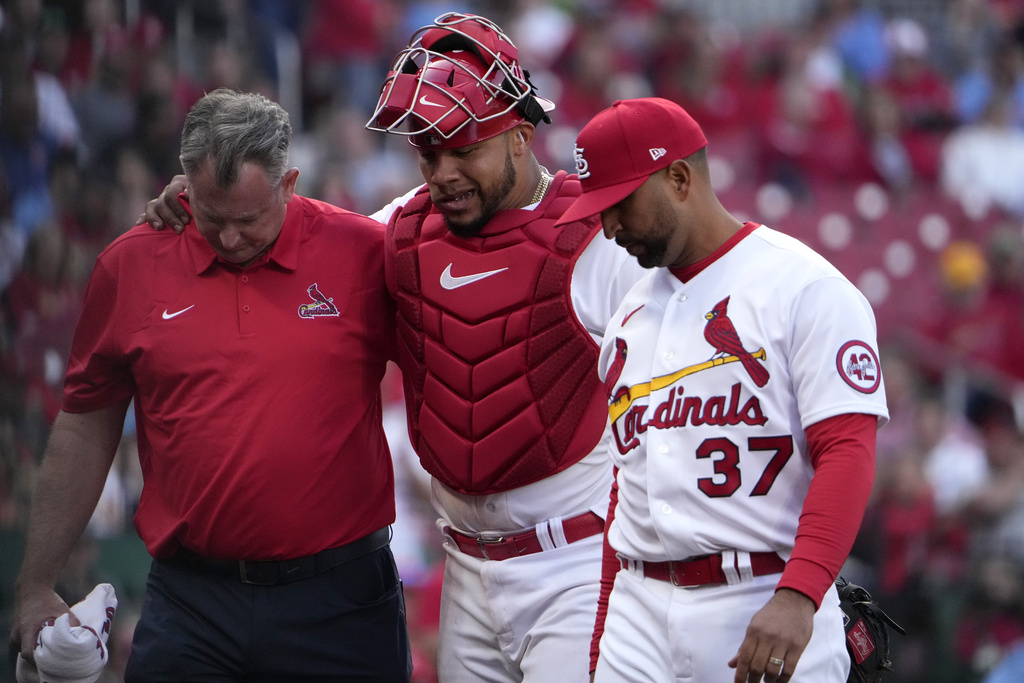 Cardinals fumble away Opening Day, Contreras leaves St. Louis