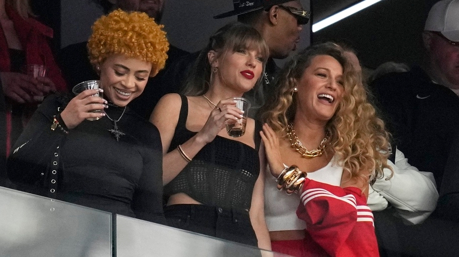 Taylor Swift arrives at the Super Bowl with her mom, Blake Lively