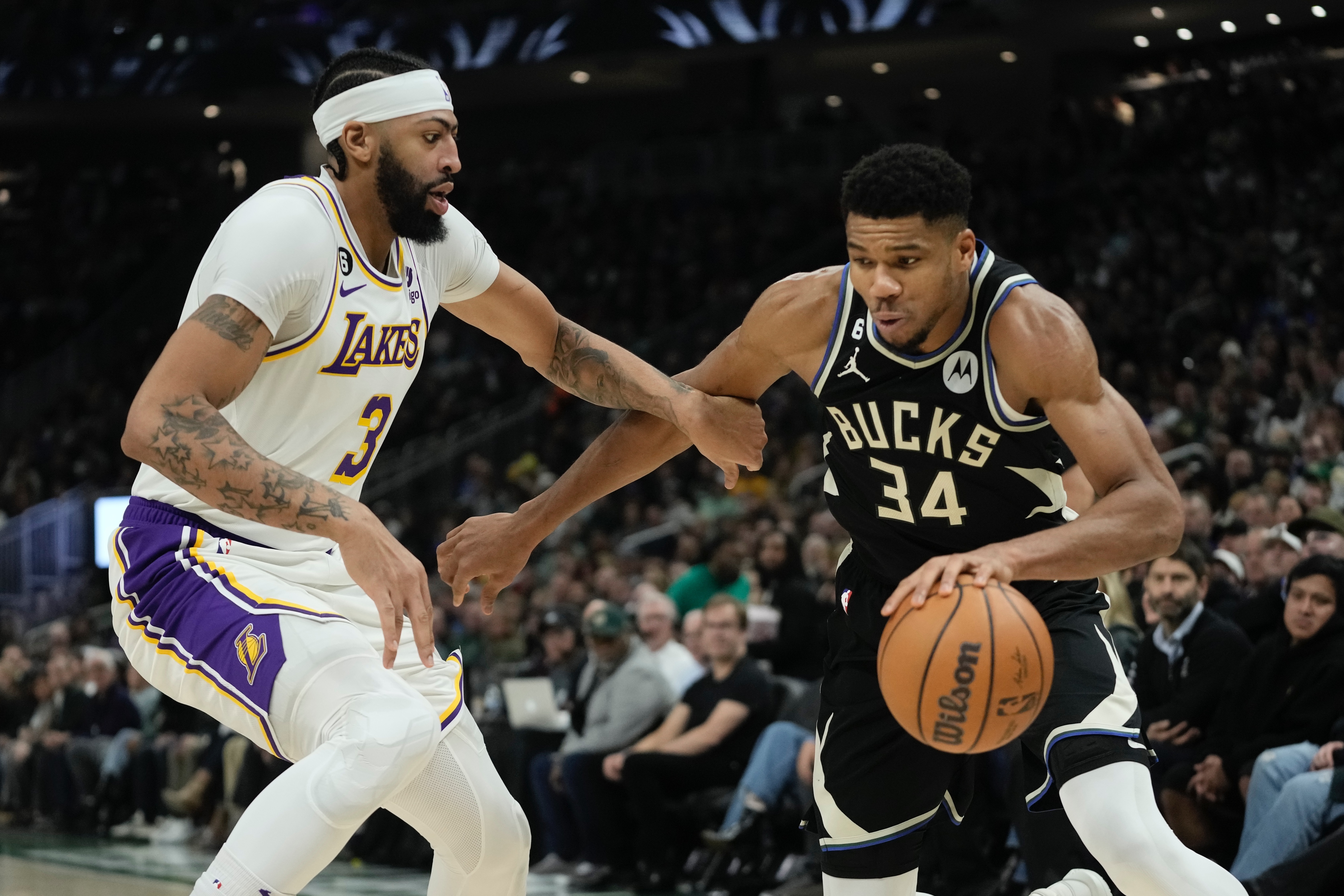 Giannis scores 44, leads Bucks' 131-116 win over Lakers