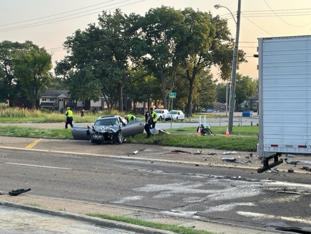 3 hurt when vehicle crashes into tree in Wellington