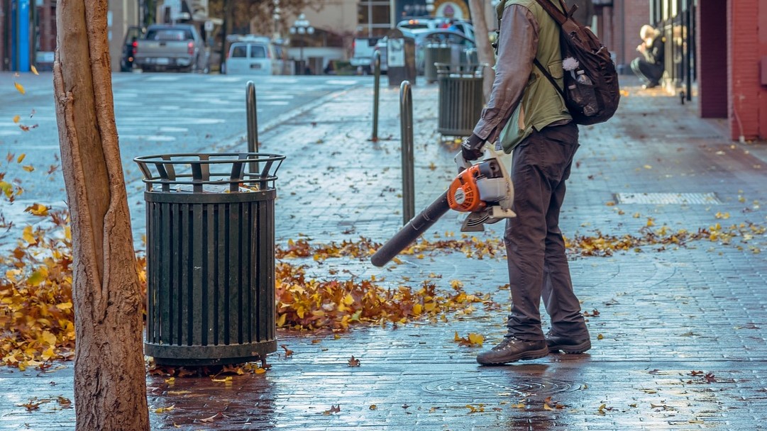 MultCo. considers ban on gas powered leaf blowers