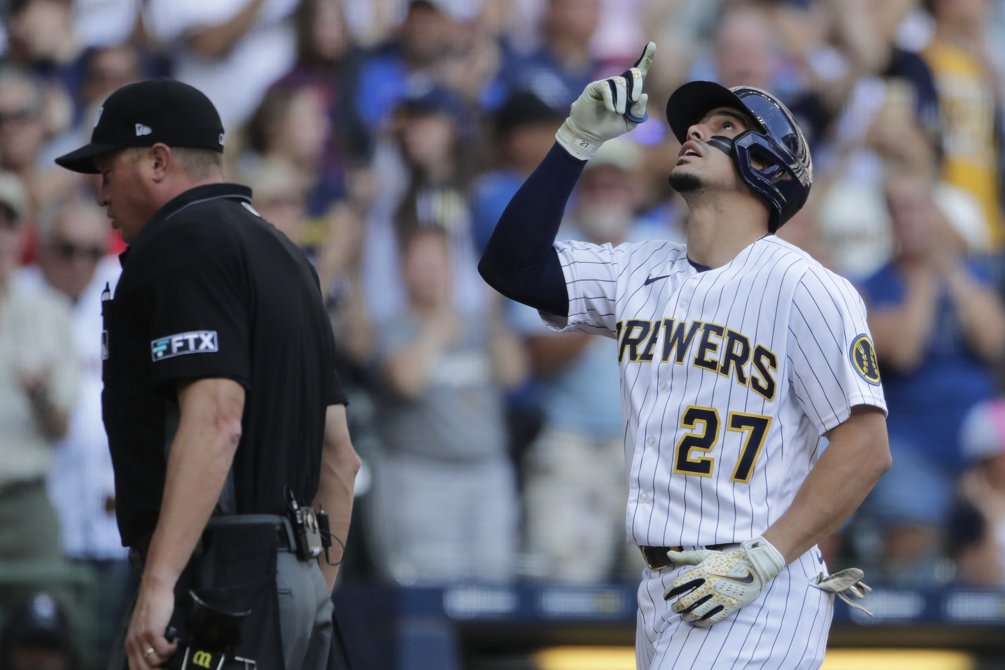 Brewers clinch NL Central, 4th division title in team history