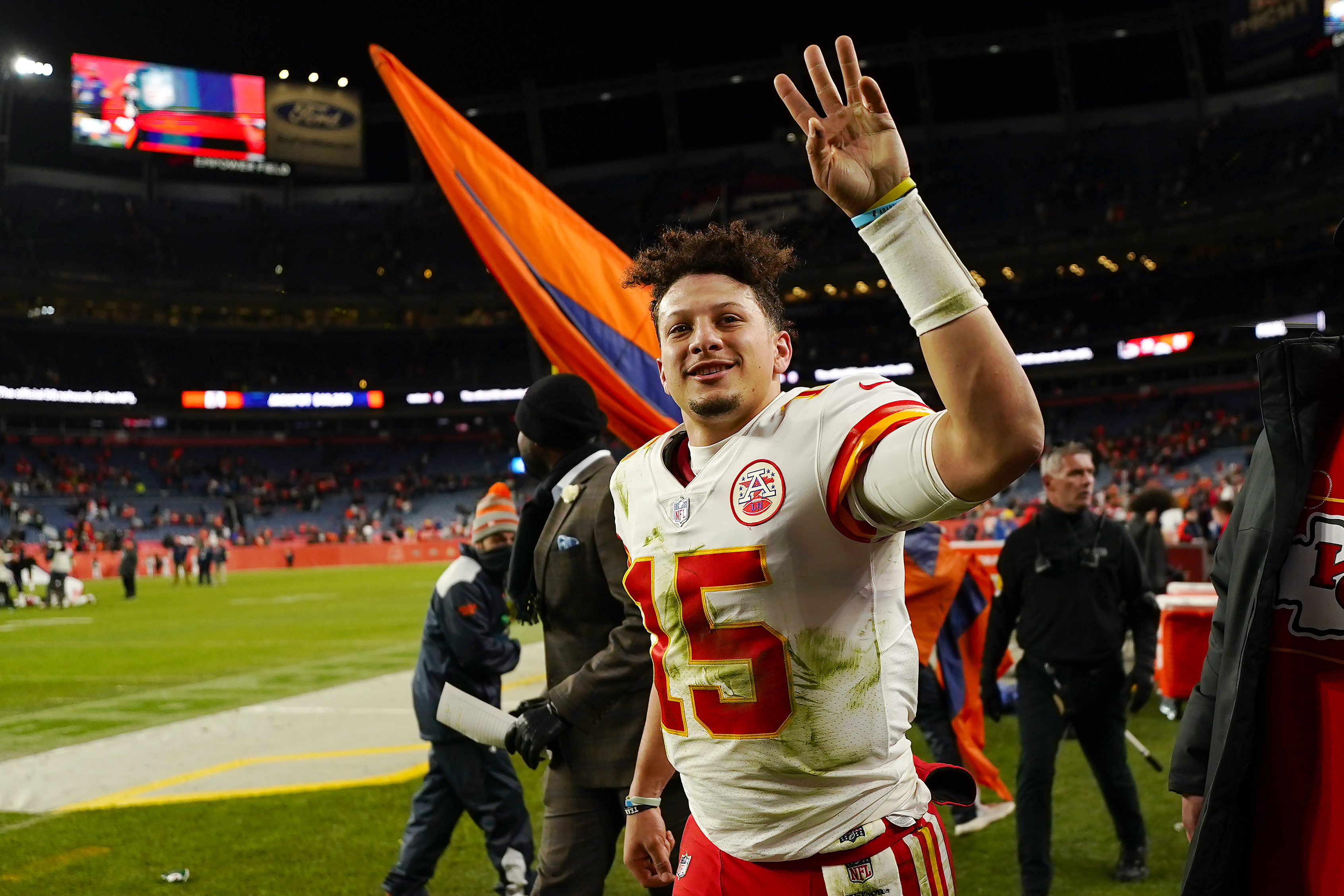 Patrick Mahomes leads Chiefs to wild-card romp over Steelers