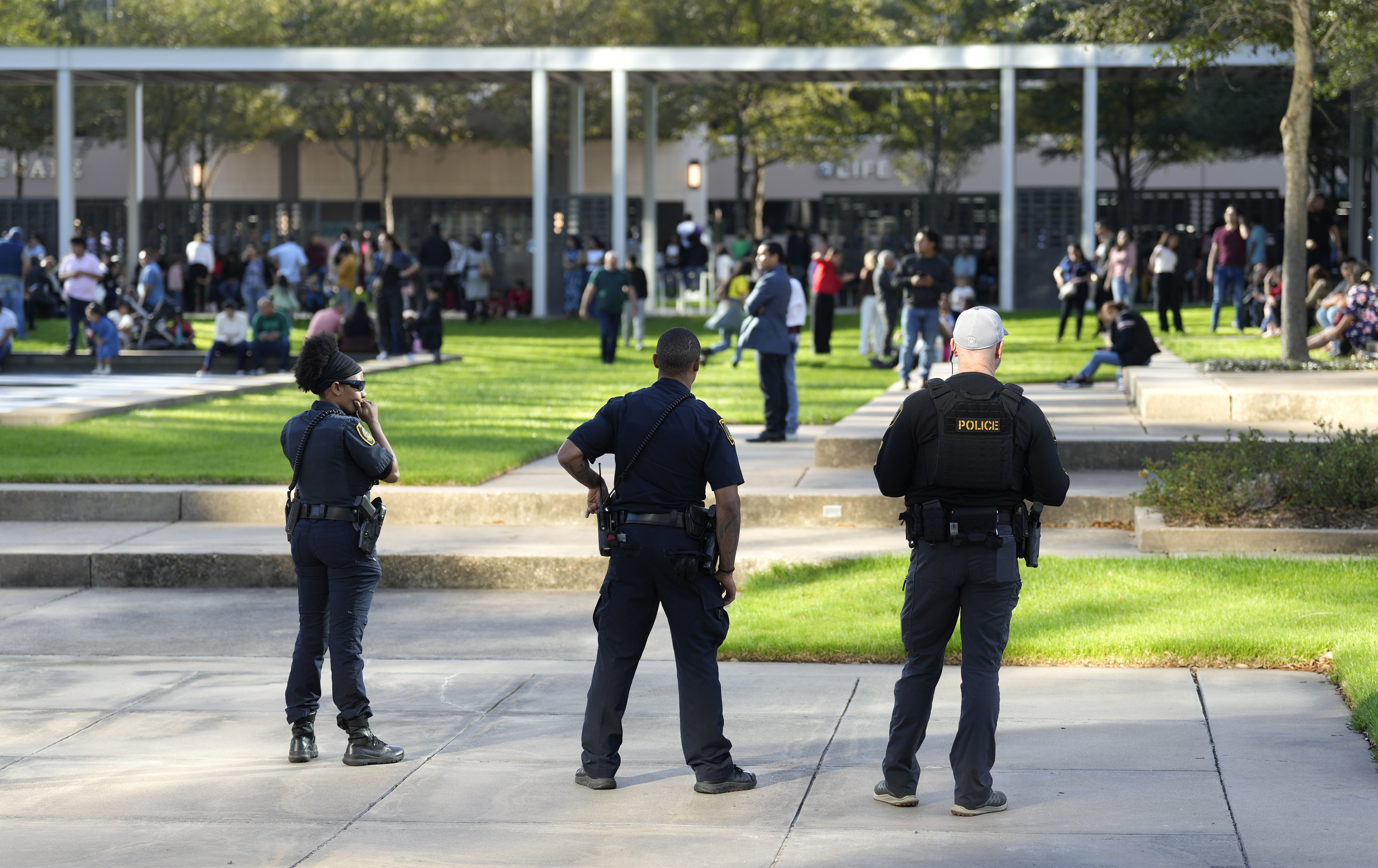 Shooter entered Texas megachurch with young son and used AR-style rifle in  the attack, police say