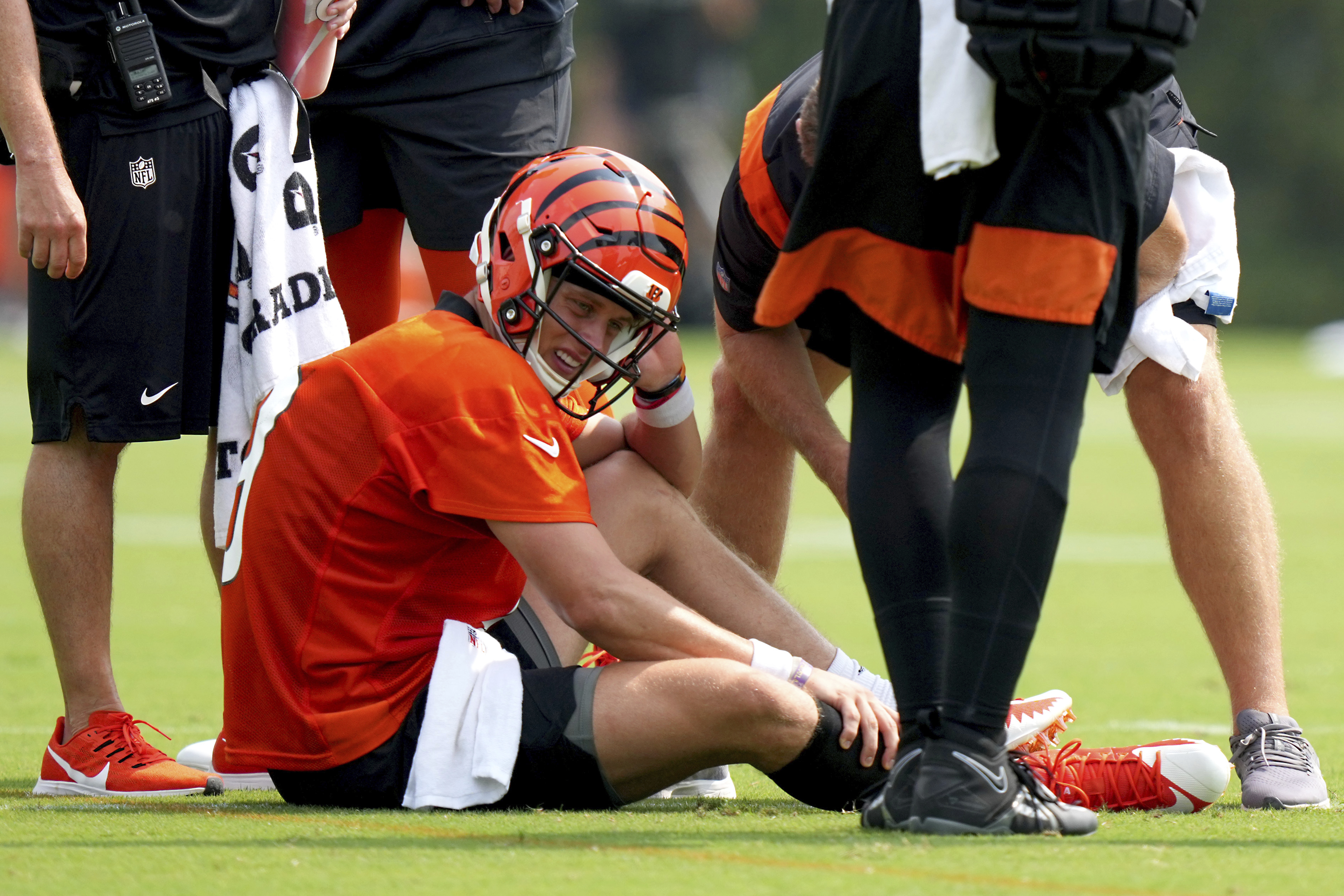 Joe Burrow injury news: Bengals QB injures knee early in 4th quarter of  Super Bowl - DraftKings Network