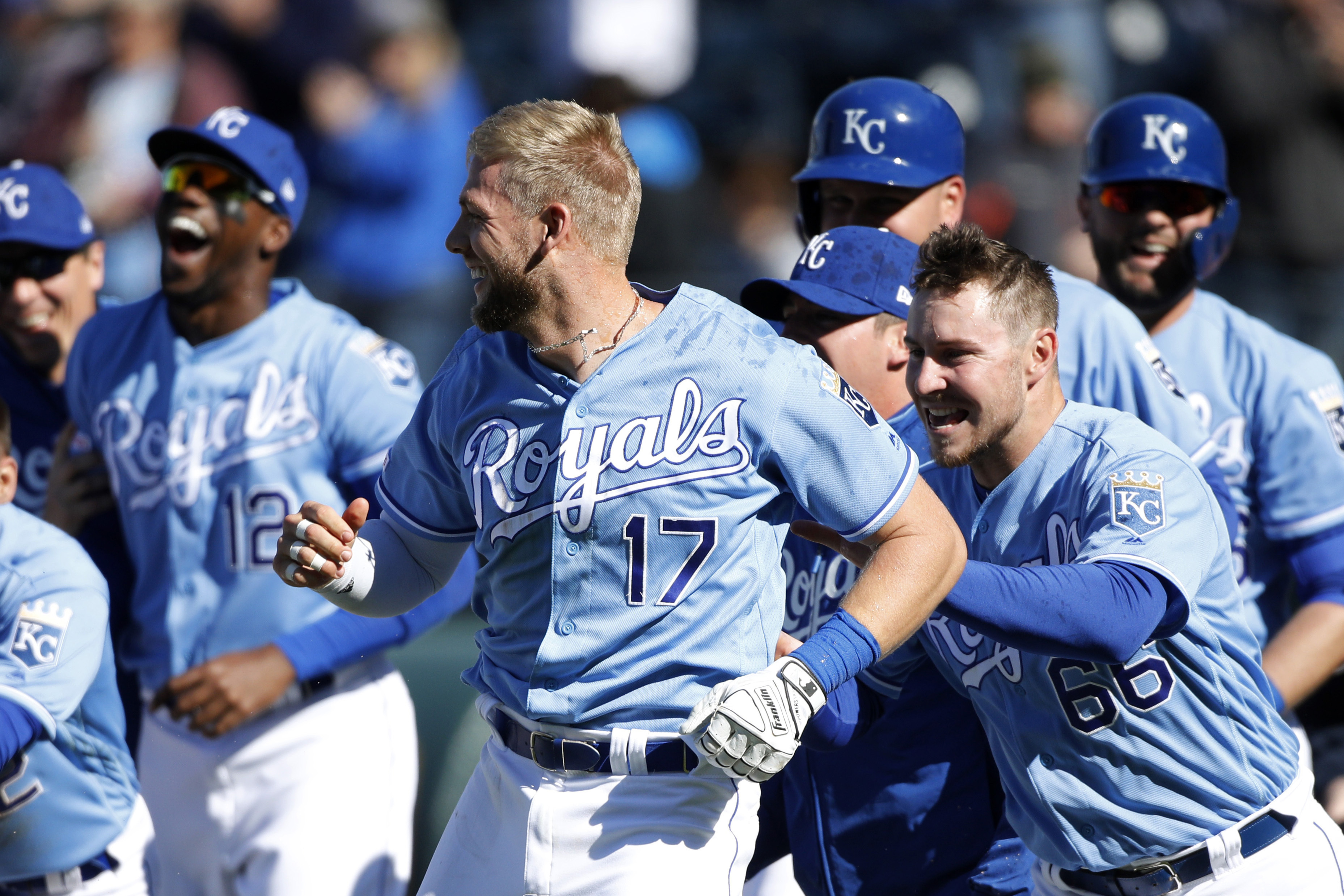 Indians top Royals for 1st 4-game sweep at Kauffman Stadium