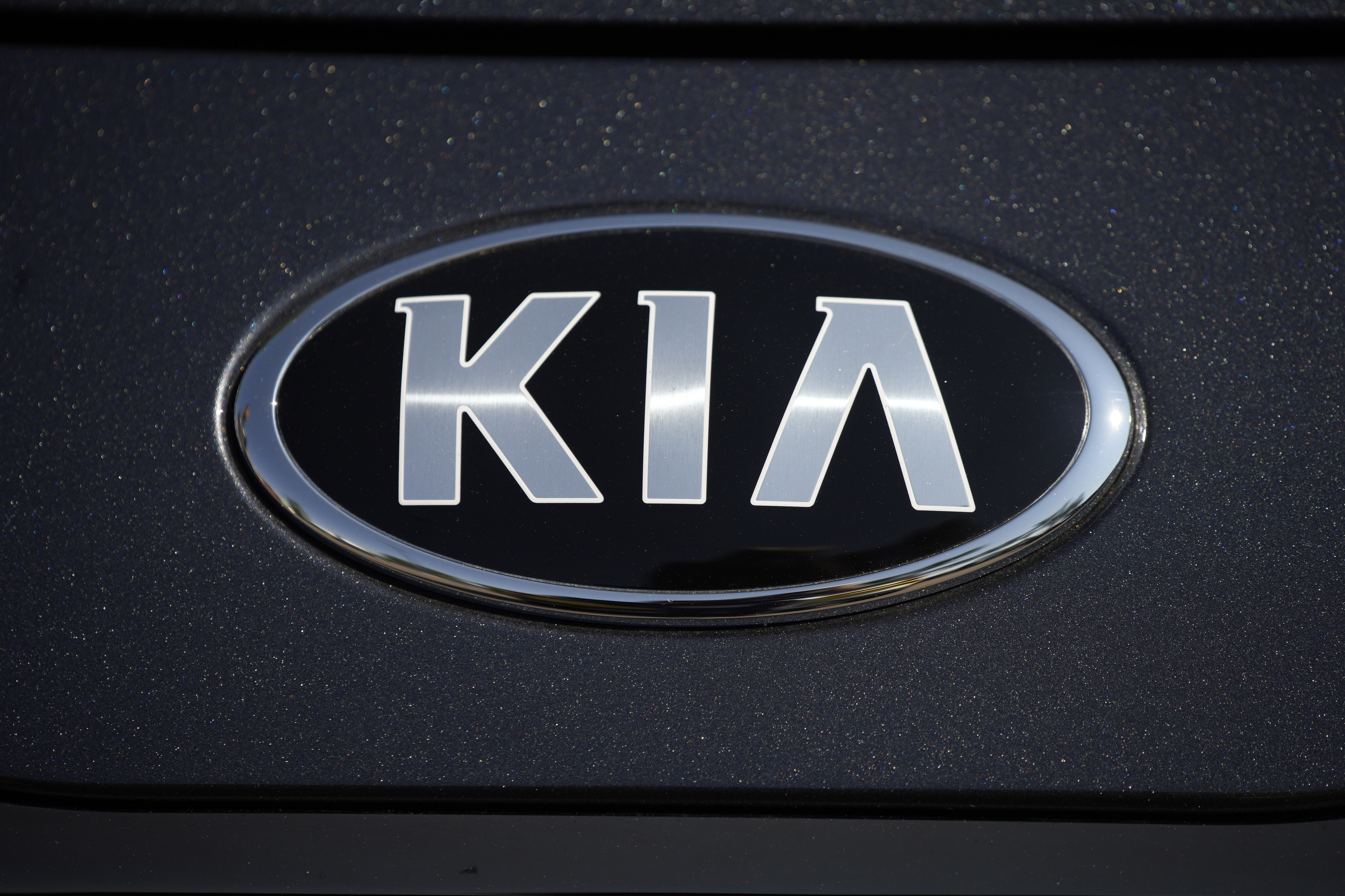 what year did kia change their logo