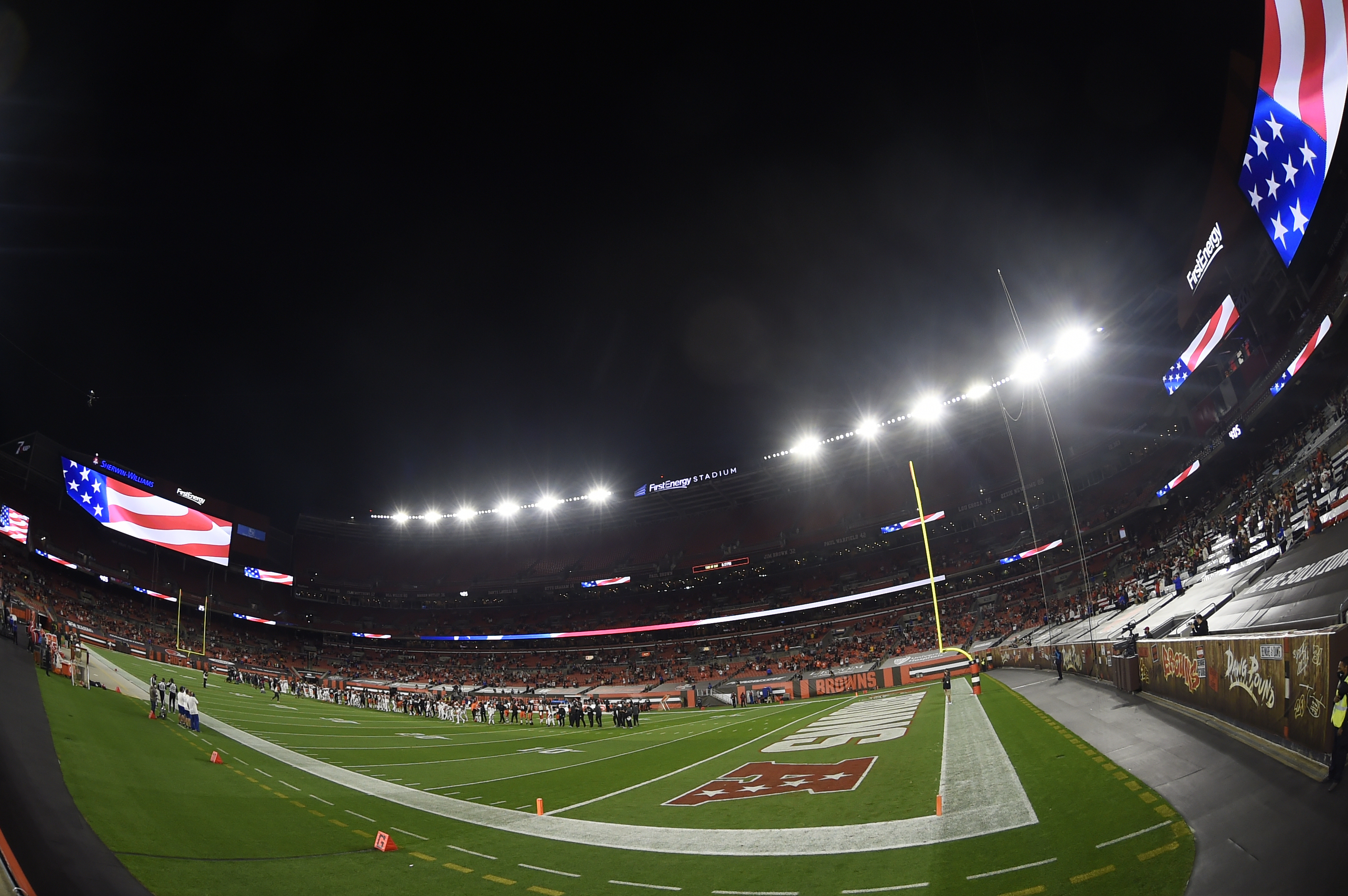 Cincinnati Bengals lock arms for the national anthem before week