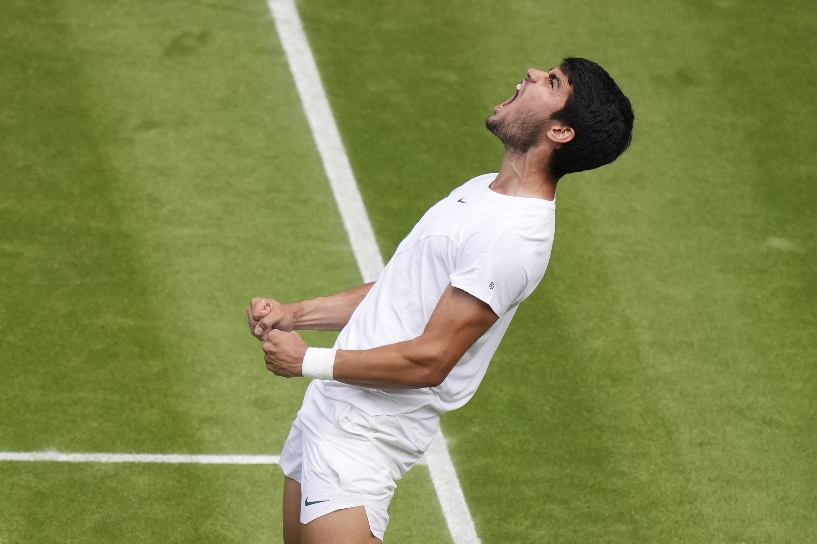 Carlos Alcaraz beats Novak Djokovic in 5 sets to win Wimbledon for