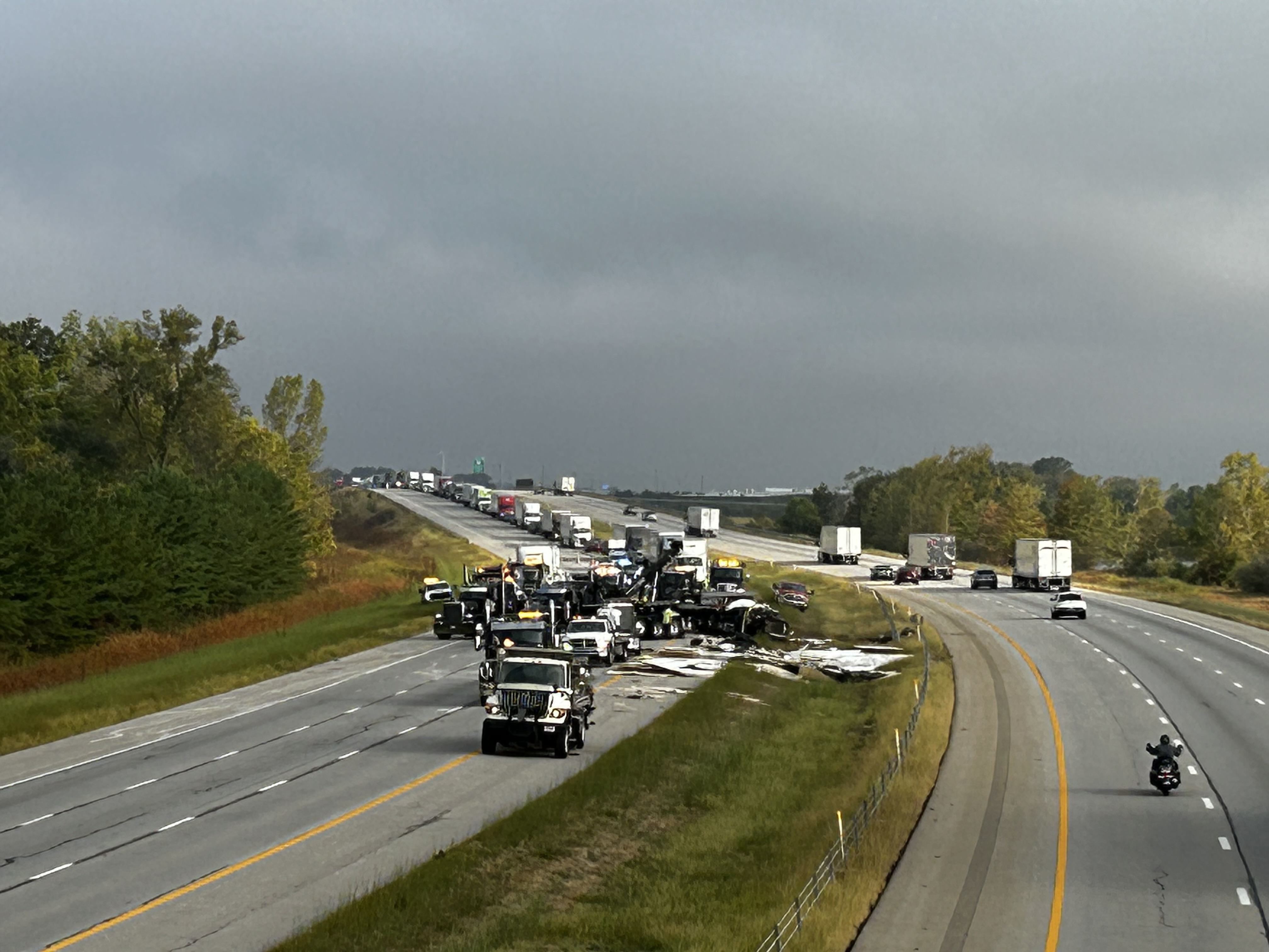 Two semi drivers injured in three vehicle crash that closed I-75