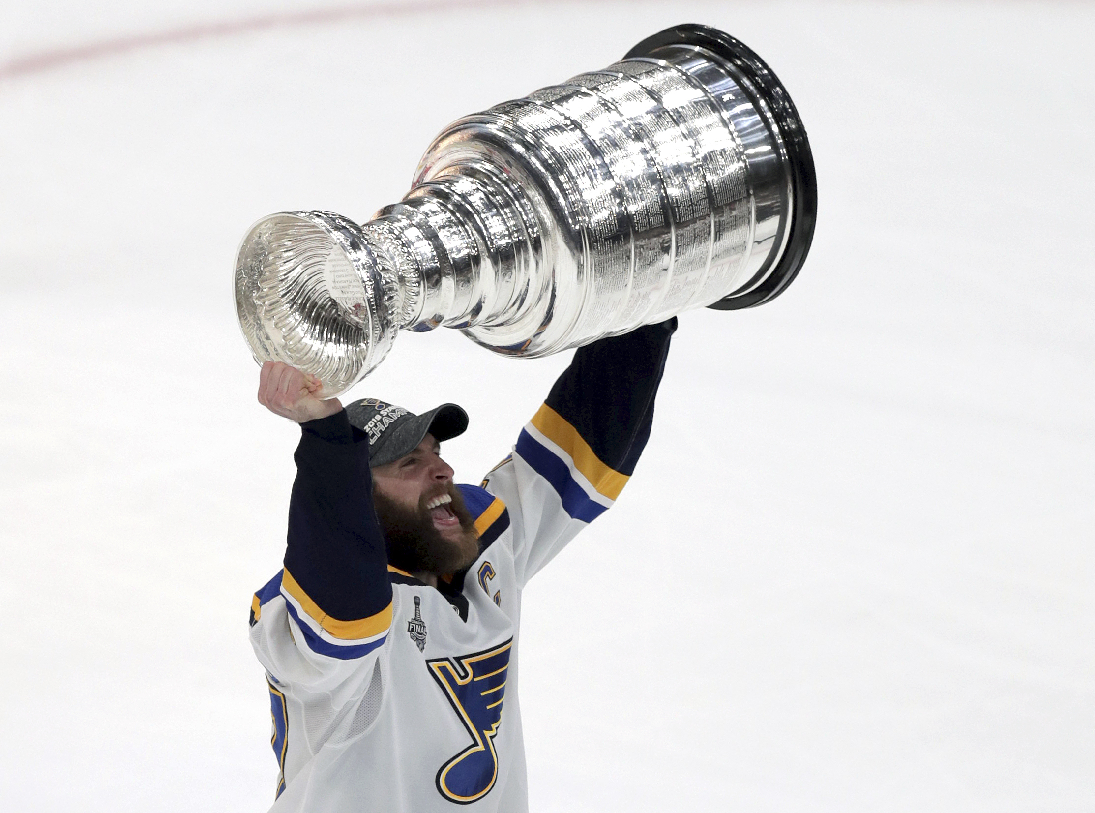 Photo: St. Louis Blues Alex Pietrangelo holds Stanley Cup for fans to touch  - SLP2019061502 