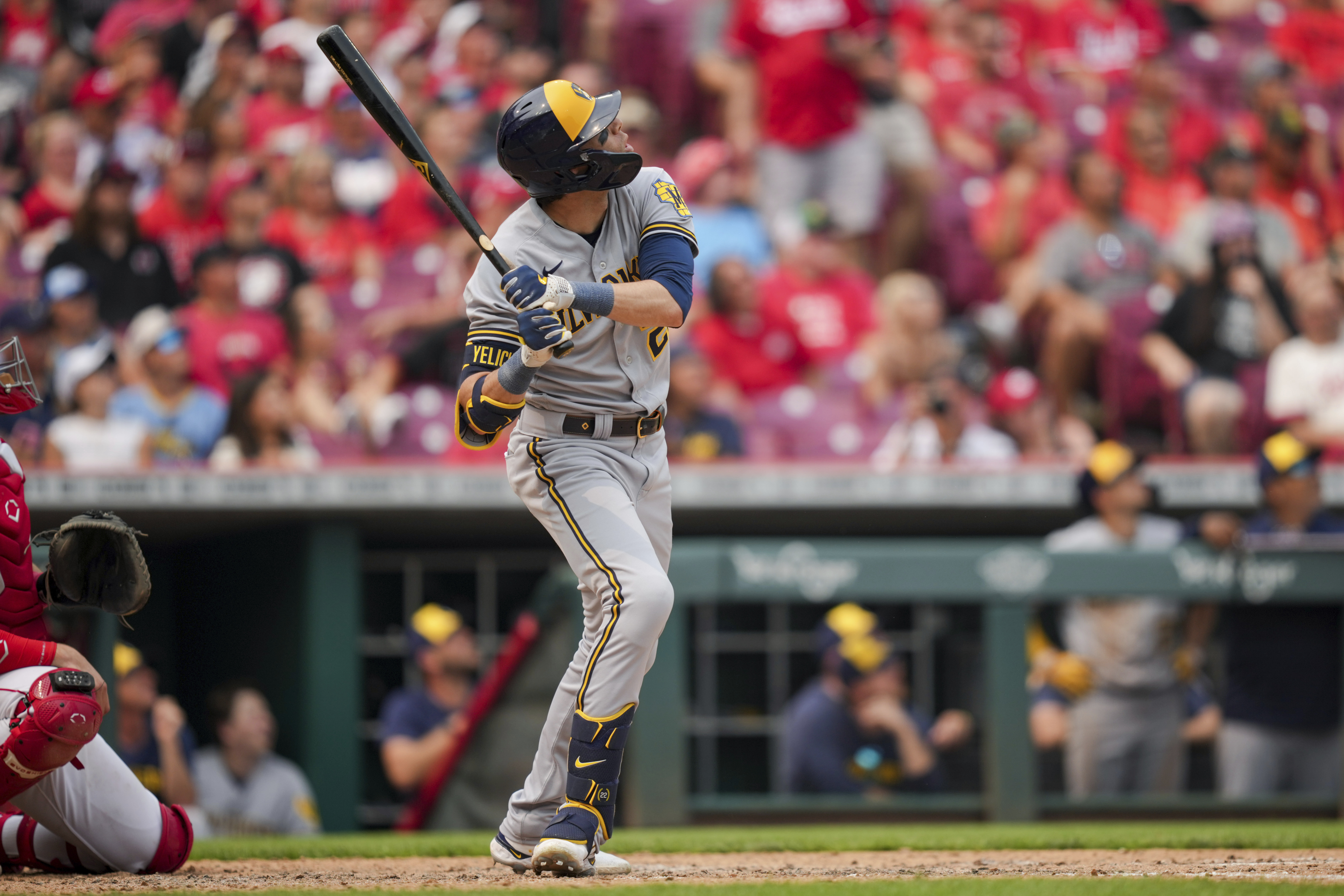 Yelich hits 2 HRs, Brewers draw even in NL Central with Cubs