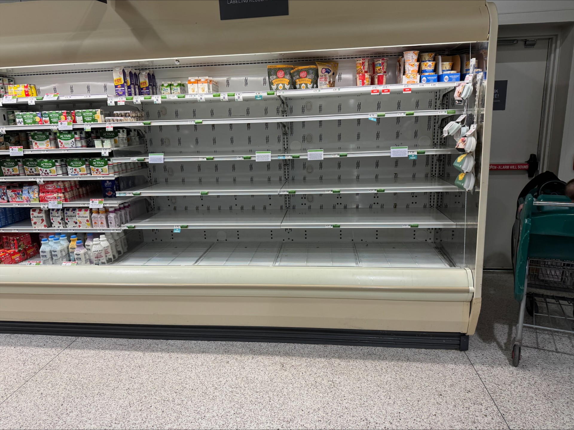 Grocery store shelves empty as shoppers try to stock up ahead of snowstorm, image size:1920x1440