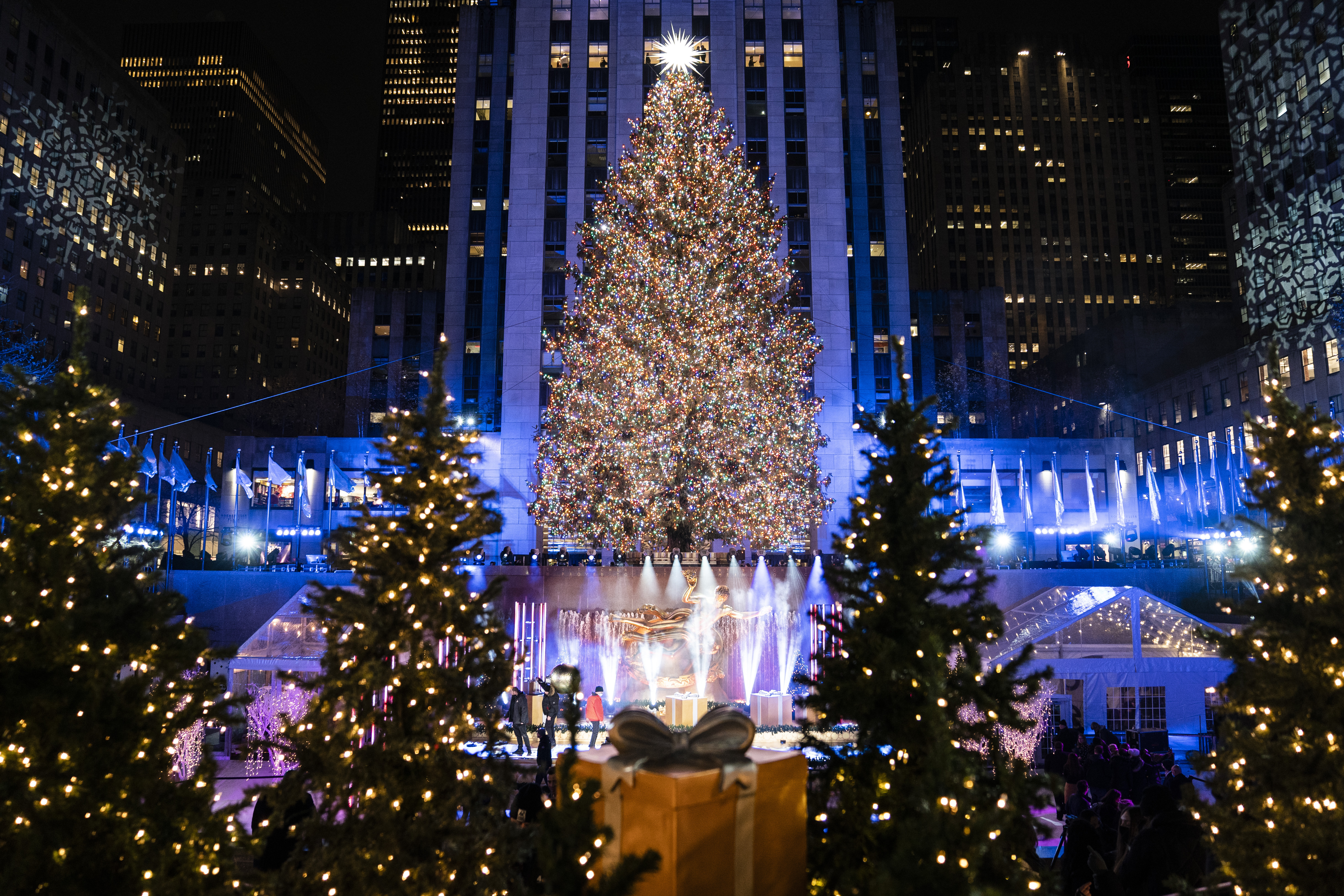 Rockefeller Christmas tree lighting: What to know about the holiday  tradition in NYC - ABC7 New York