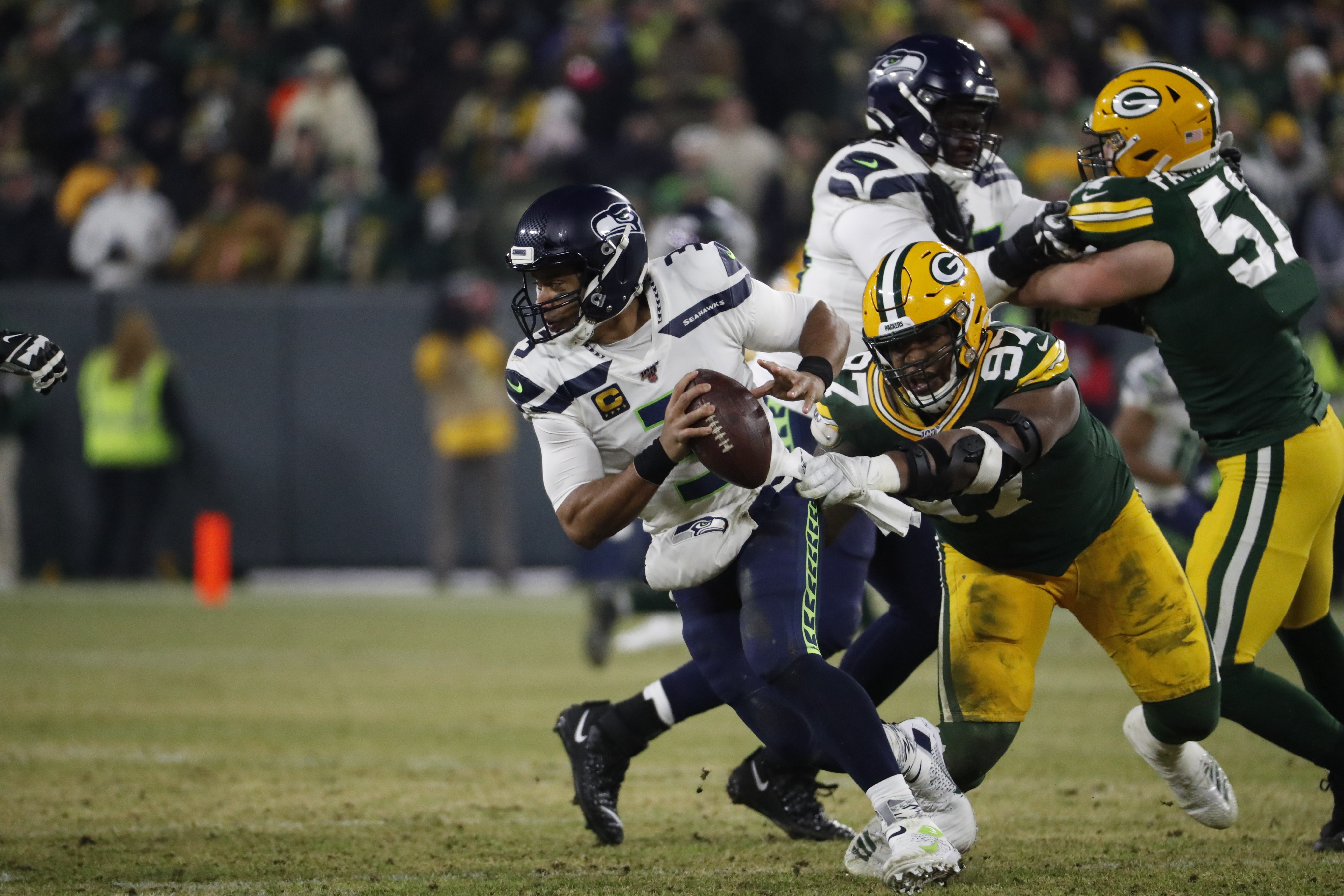 Packers blank Seahawks 17-0 as Rodgers, Wilson return