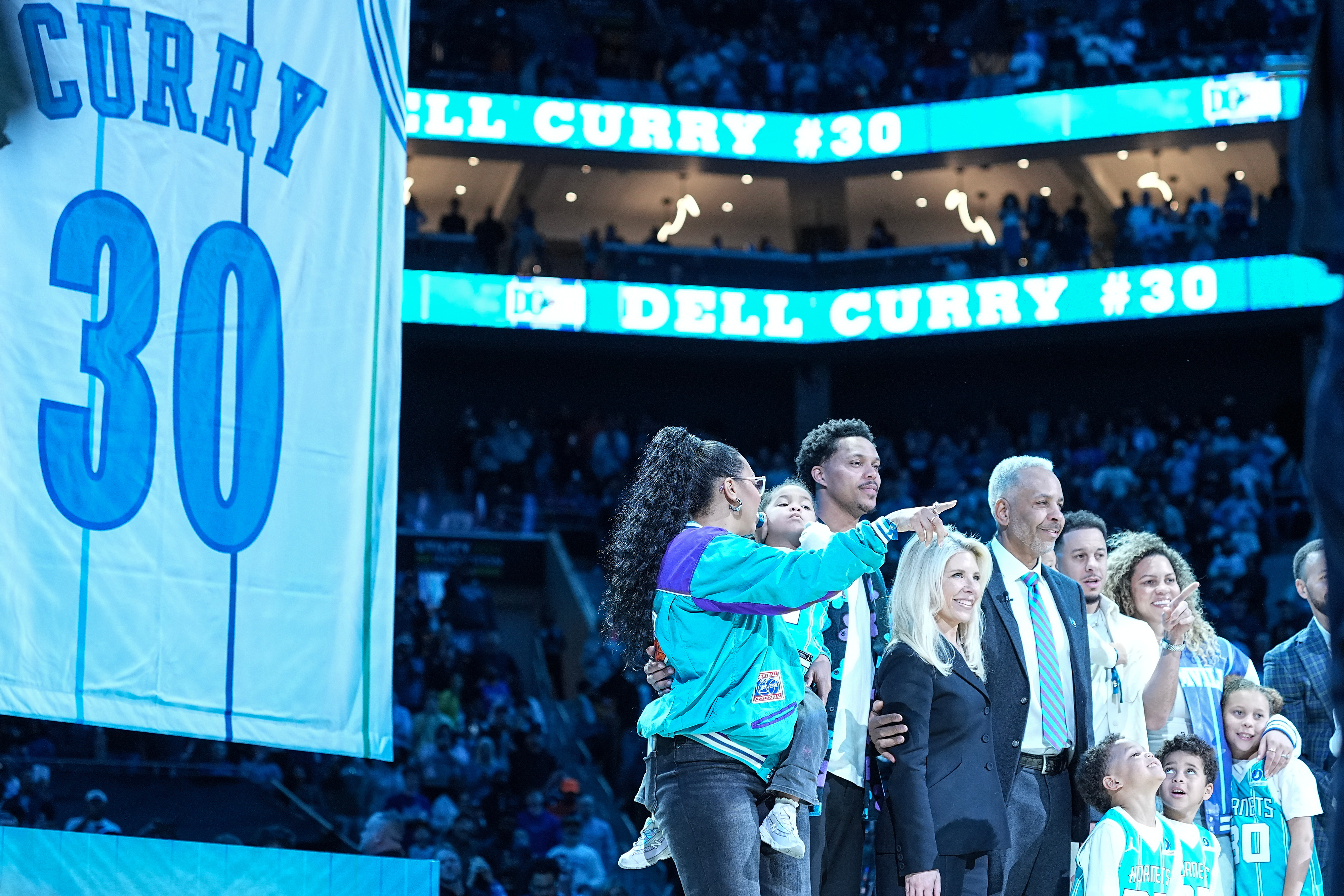 A deserved tribute for Dell Curry, who has his No. 30 jersey
