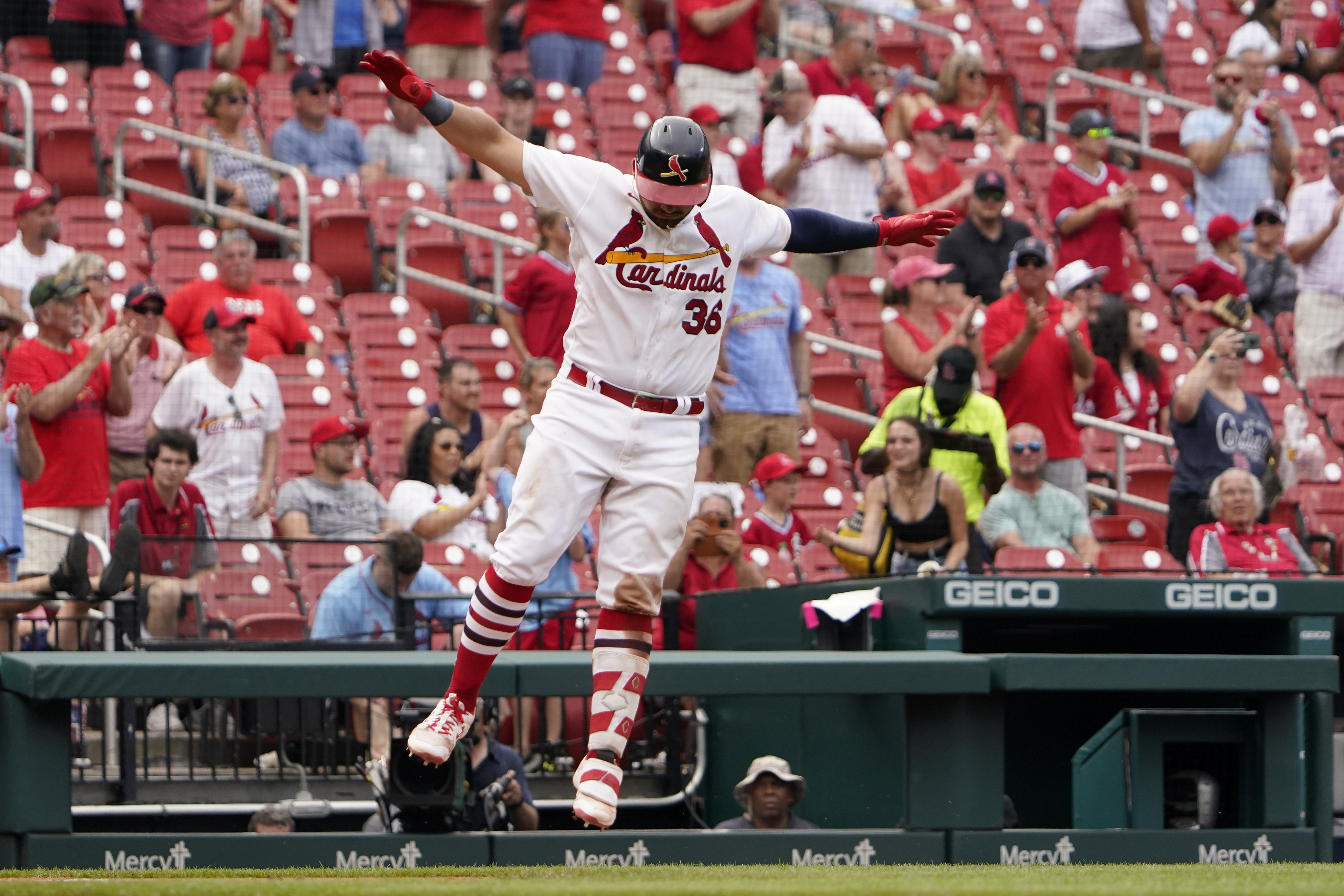 Reds snap 4-game skid with 7-6 win over Cardinals