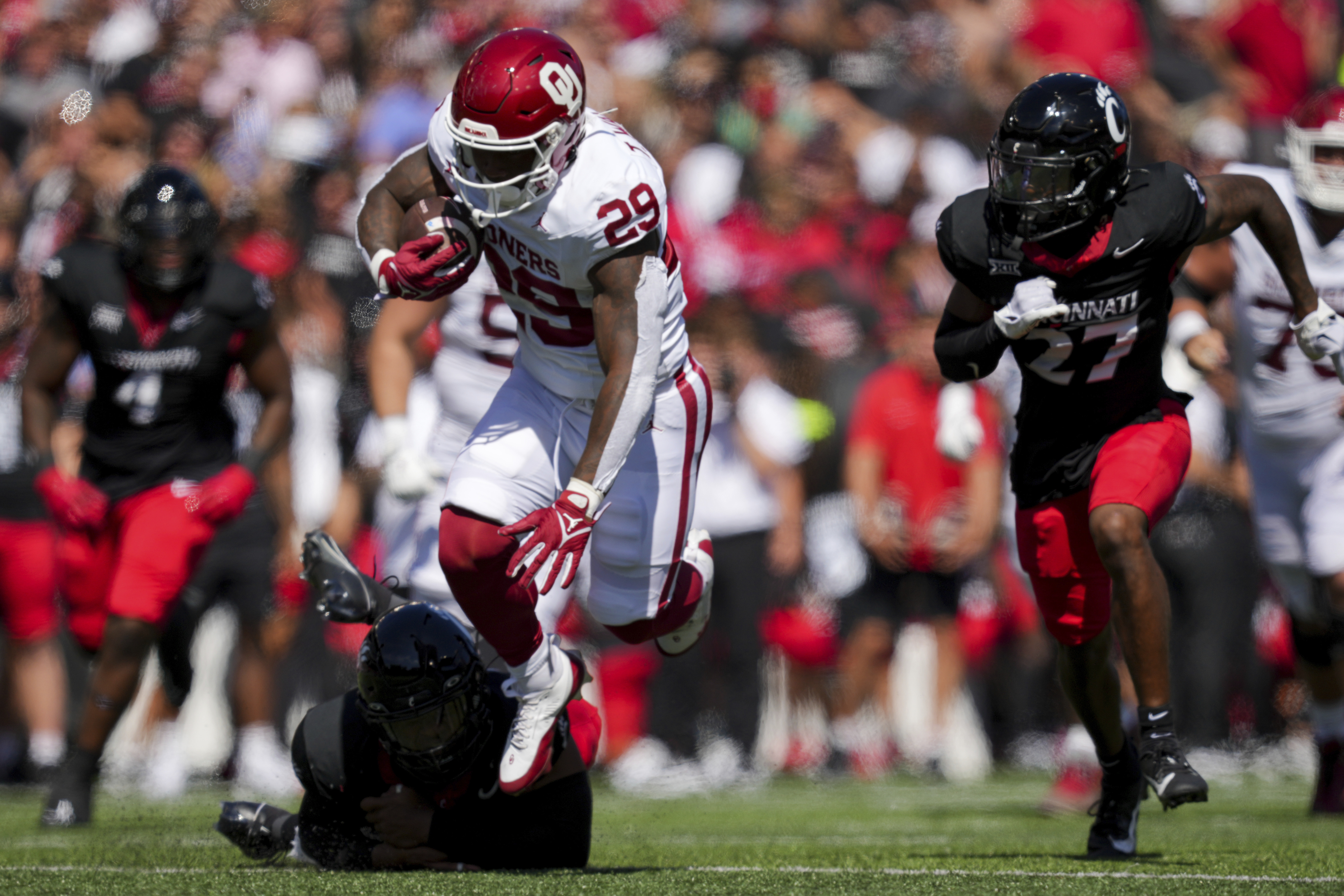 No. 16 Oklahoma beats Cincinnati 20-6 in Bearcats' Big 12 debut