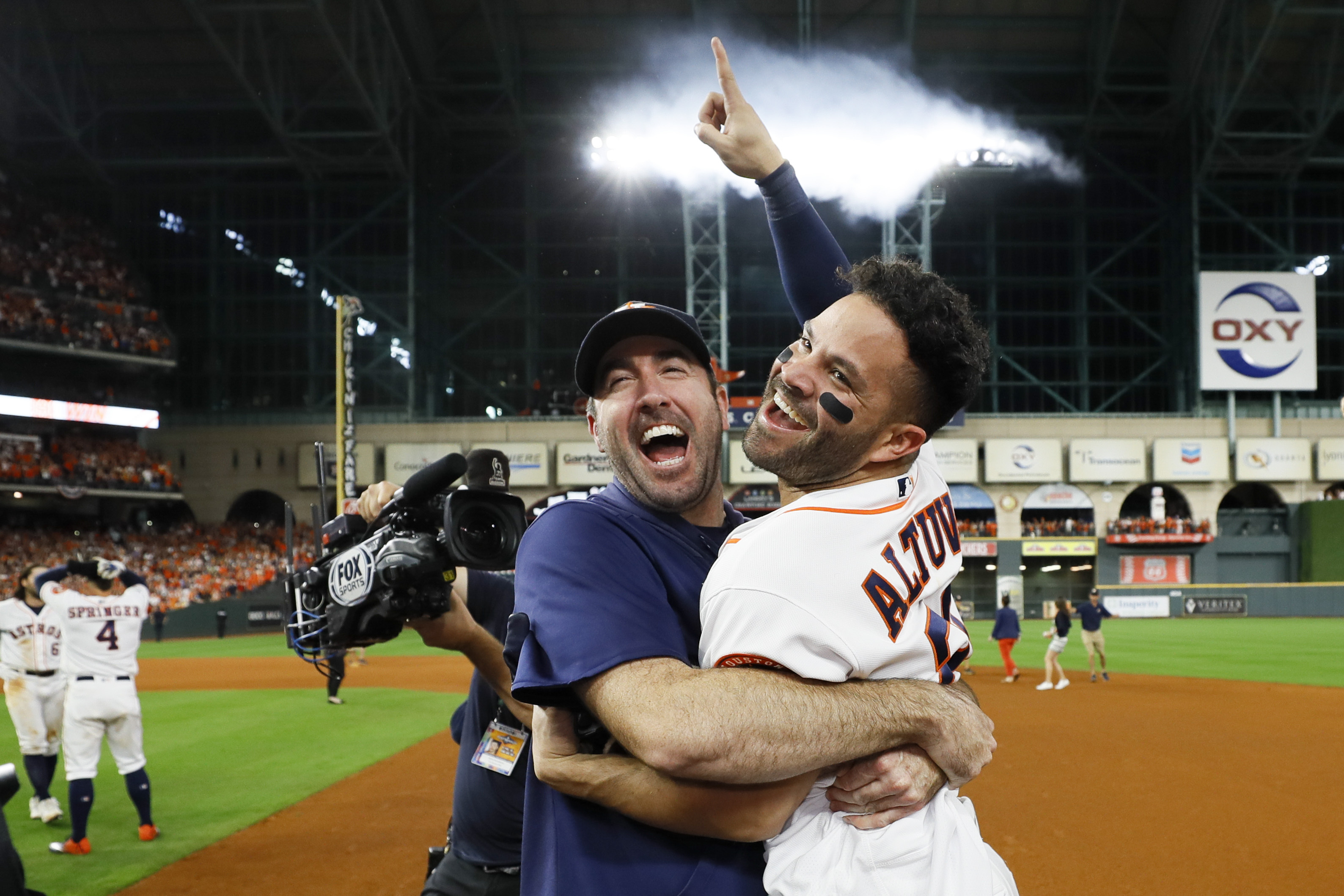 JOSE ALTUVE SENDS THE ASTROS TO THE WORLD SERIES : r/baseball