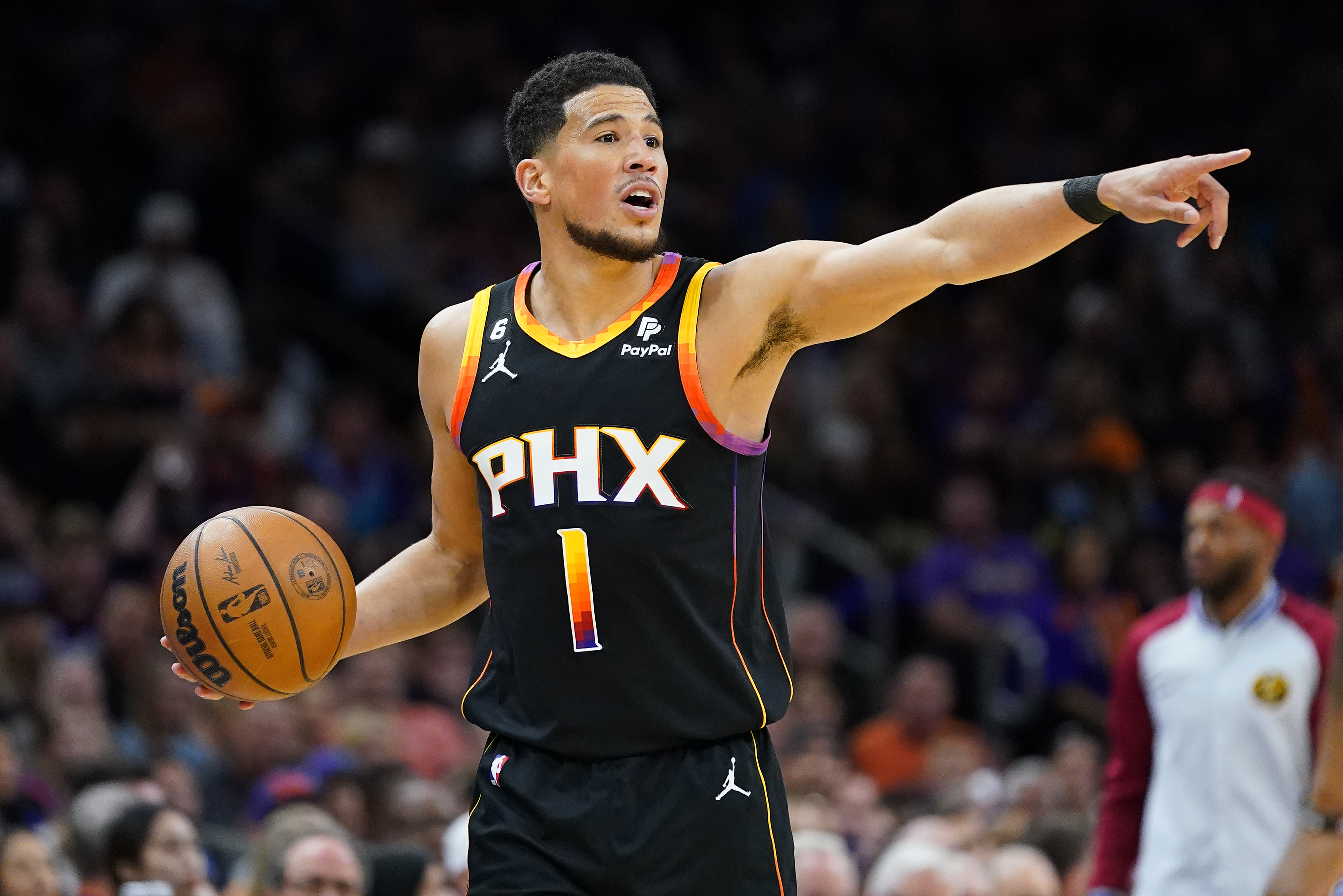 Booker stays hot, Suns win Game 3 against Nuggets