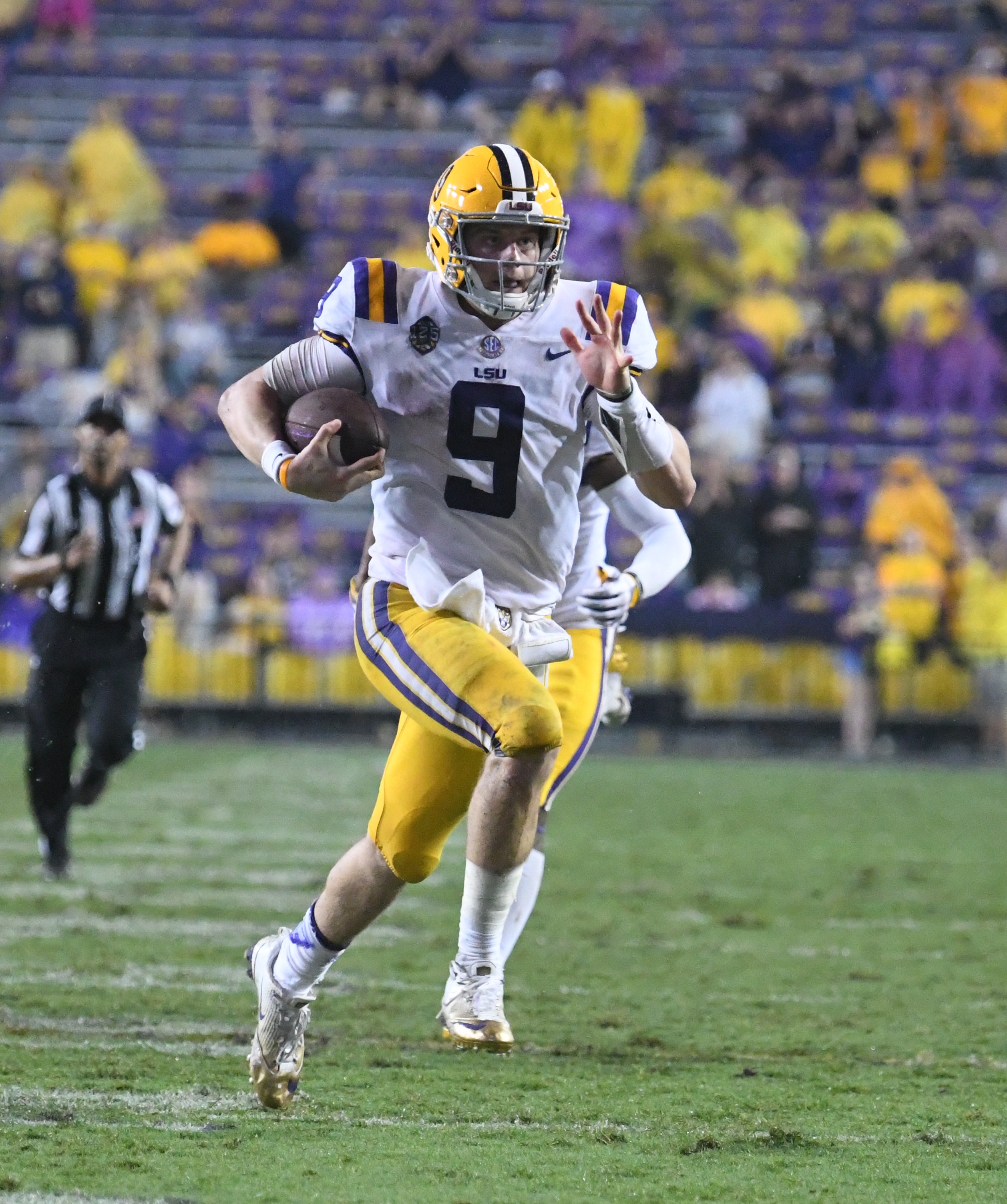 Joe Burrow Wears LSU Colored Cleat to Practice [VIDEO]