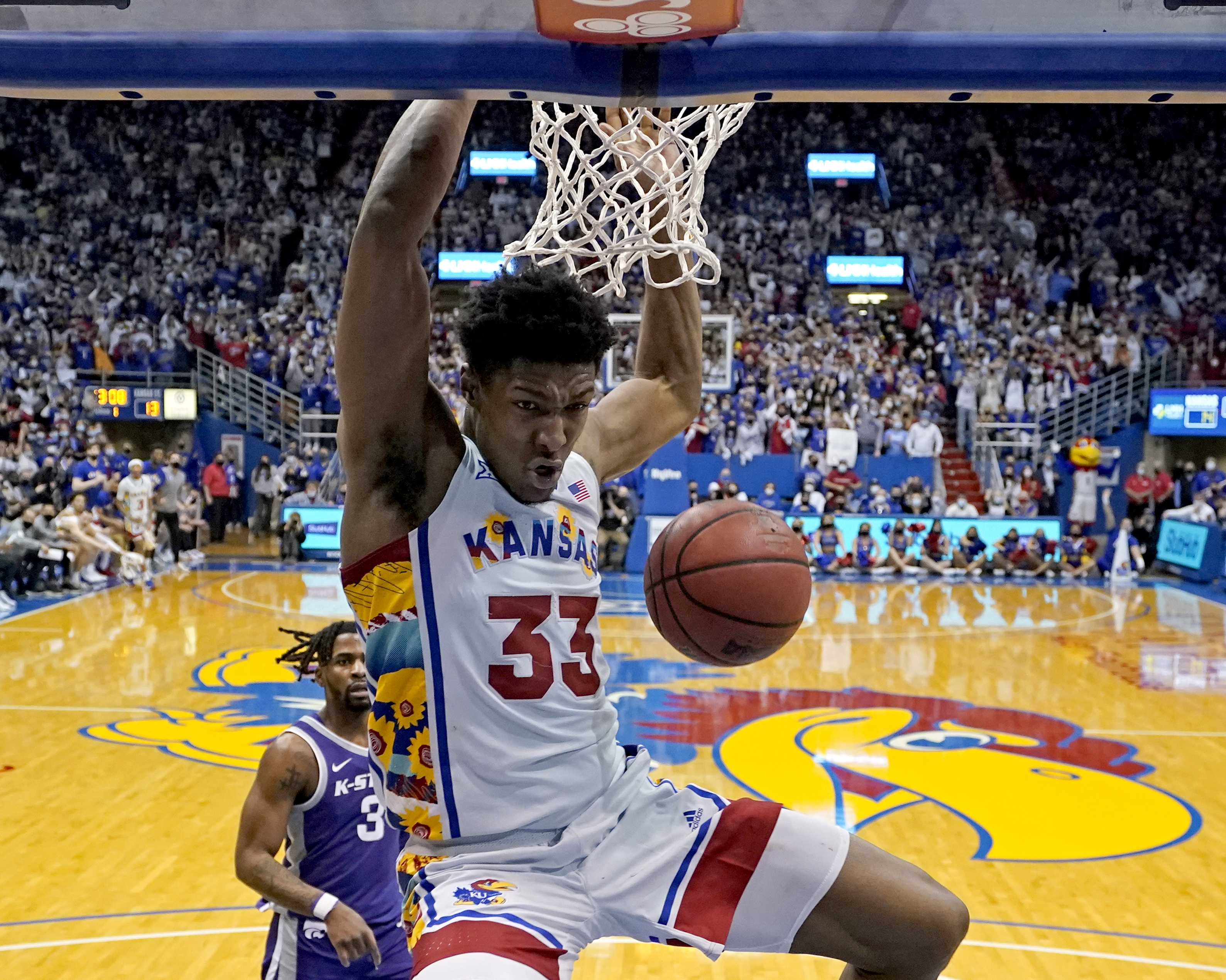 KU wins sixth straight Sunflower Showdown