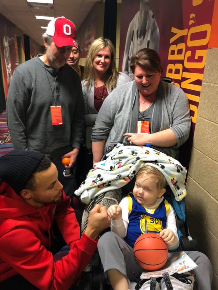 Steph Curry fulfills Christmas wish of 4-year-old boy with cancer at game against Cavs