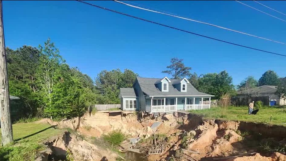 Sinkhole in Lee County continues to grow despite no help from