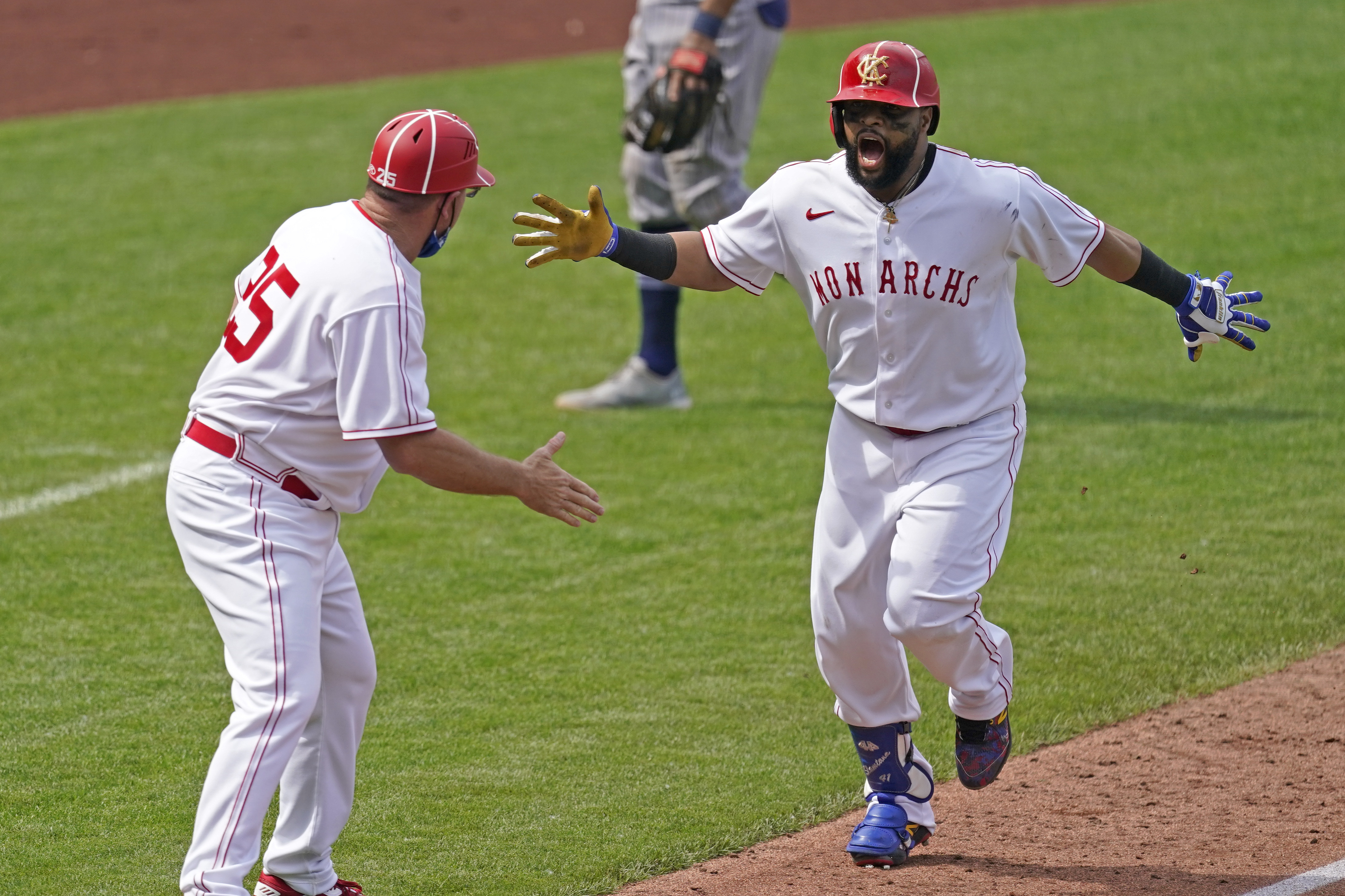 Santana's 2-run homer in 9th lifts Royals over Tigers 3-2