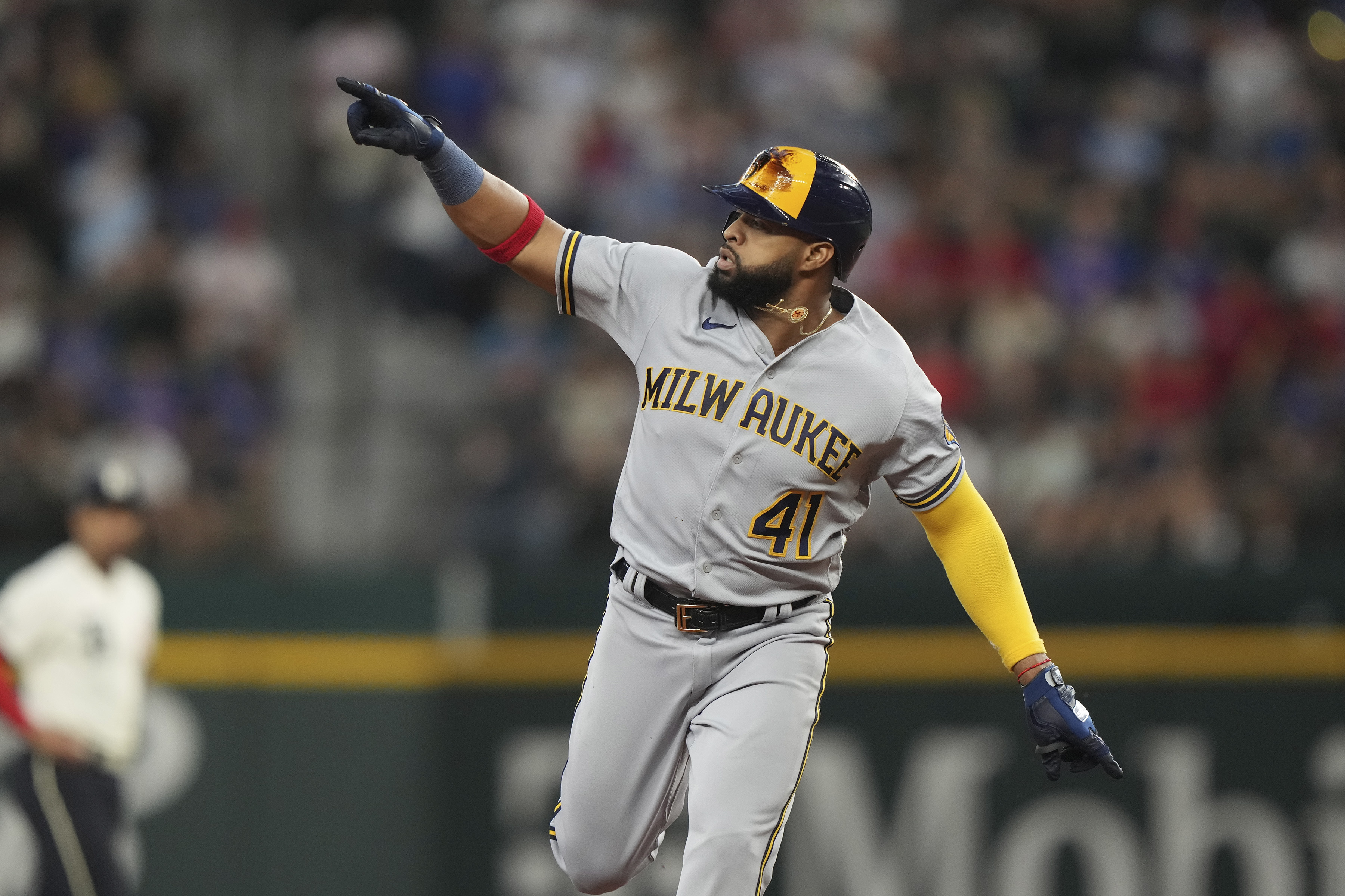 Brewers acquire first baseman Carlos Santana