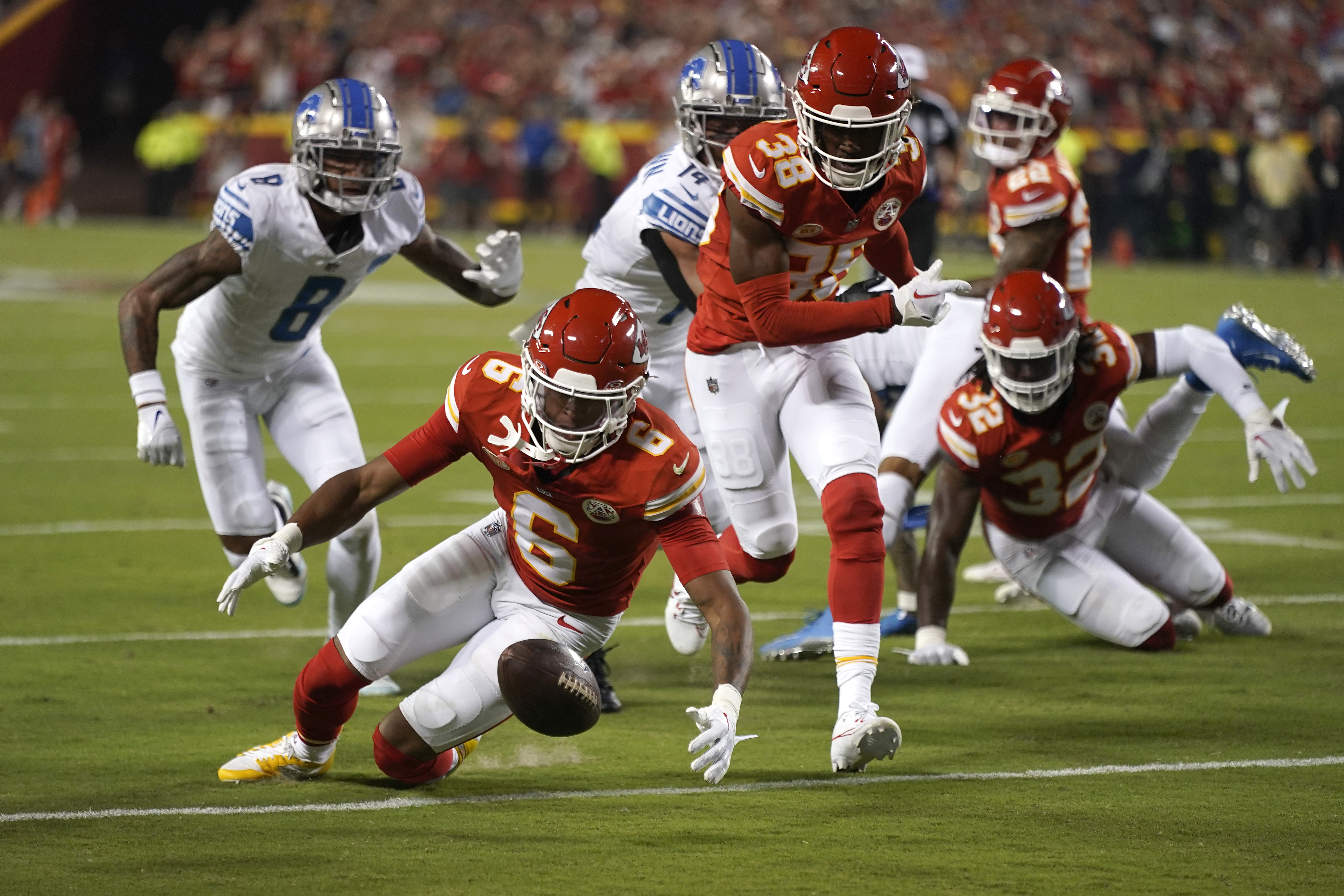 Lions spoil Chiefs' celebration of Super Bowl title by rallying for a 21-20 win in the NFL's opener