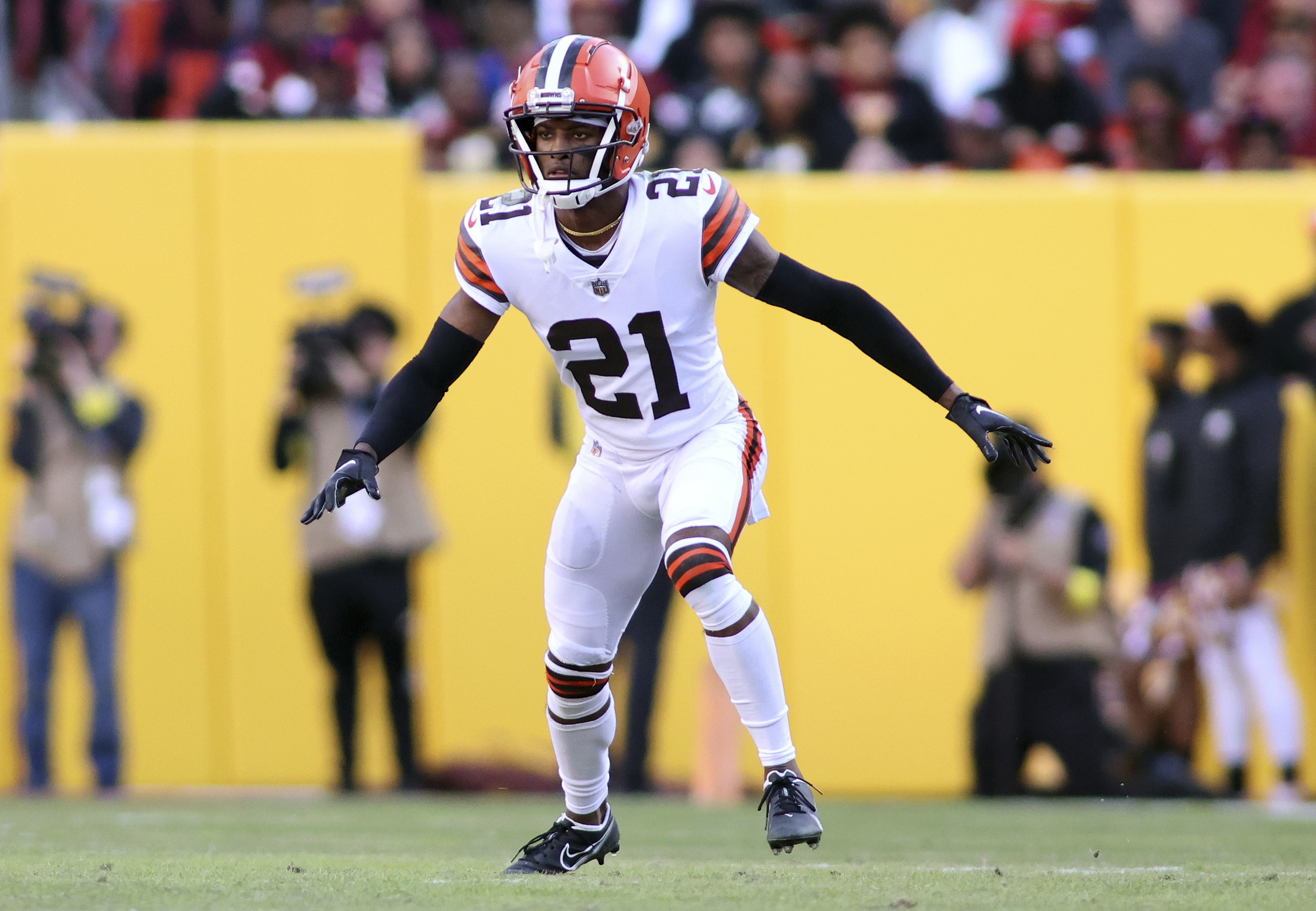 Browns' Denzel Ward is out of concussion protocol and will play in