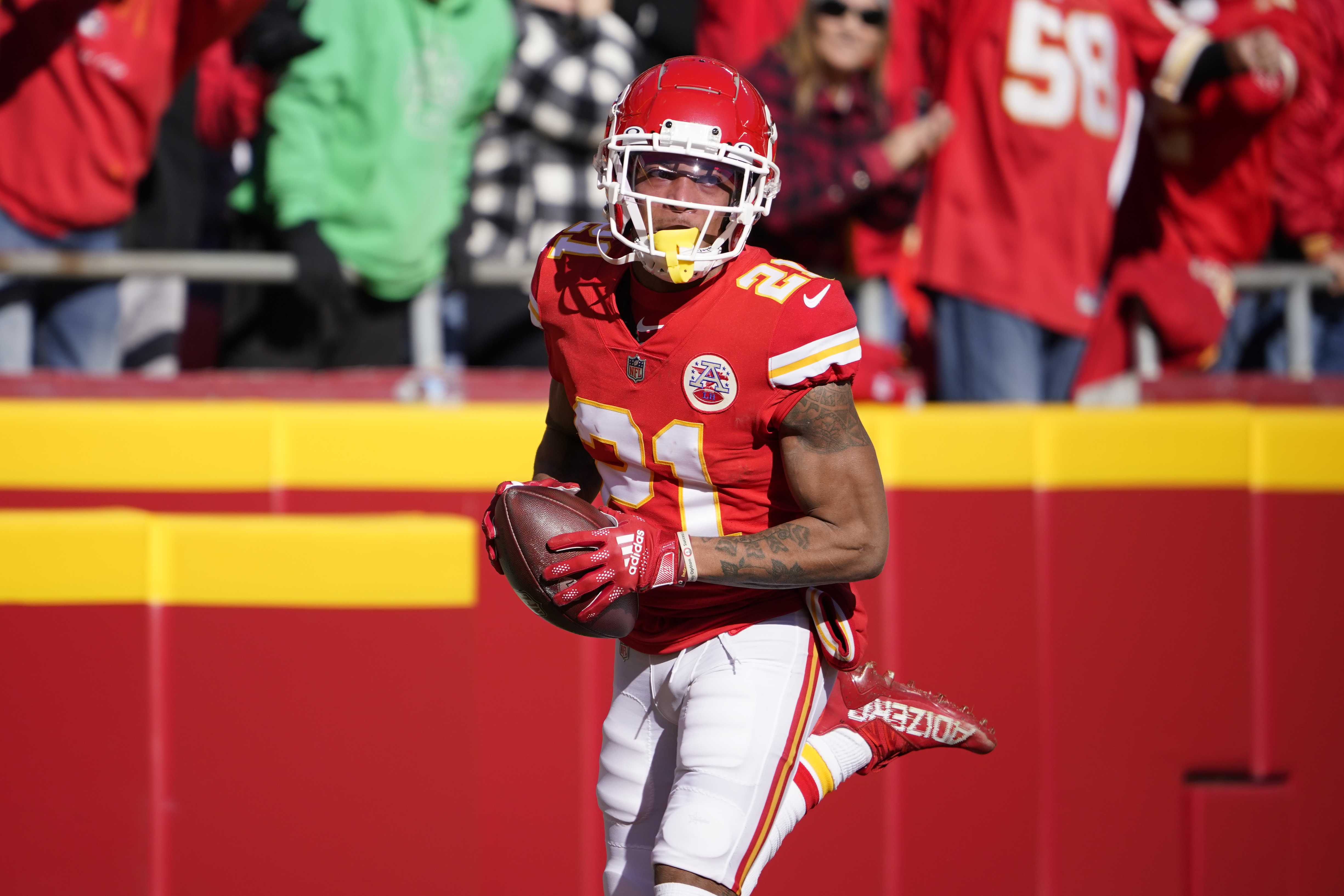 Chiefs blow past Raiders at home, 48-9