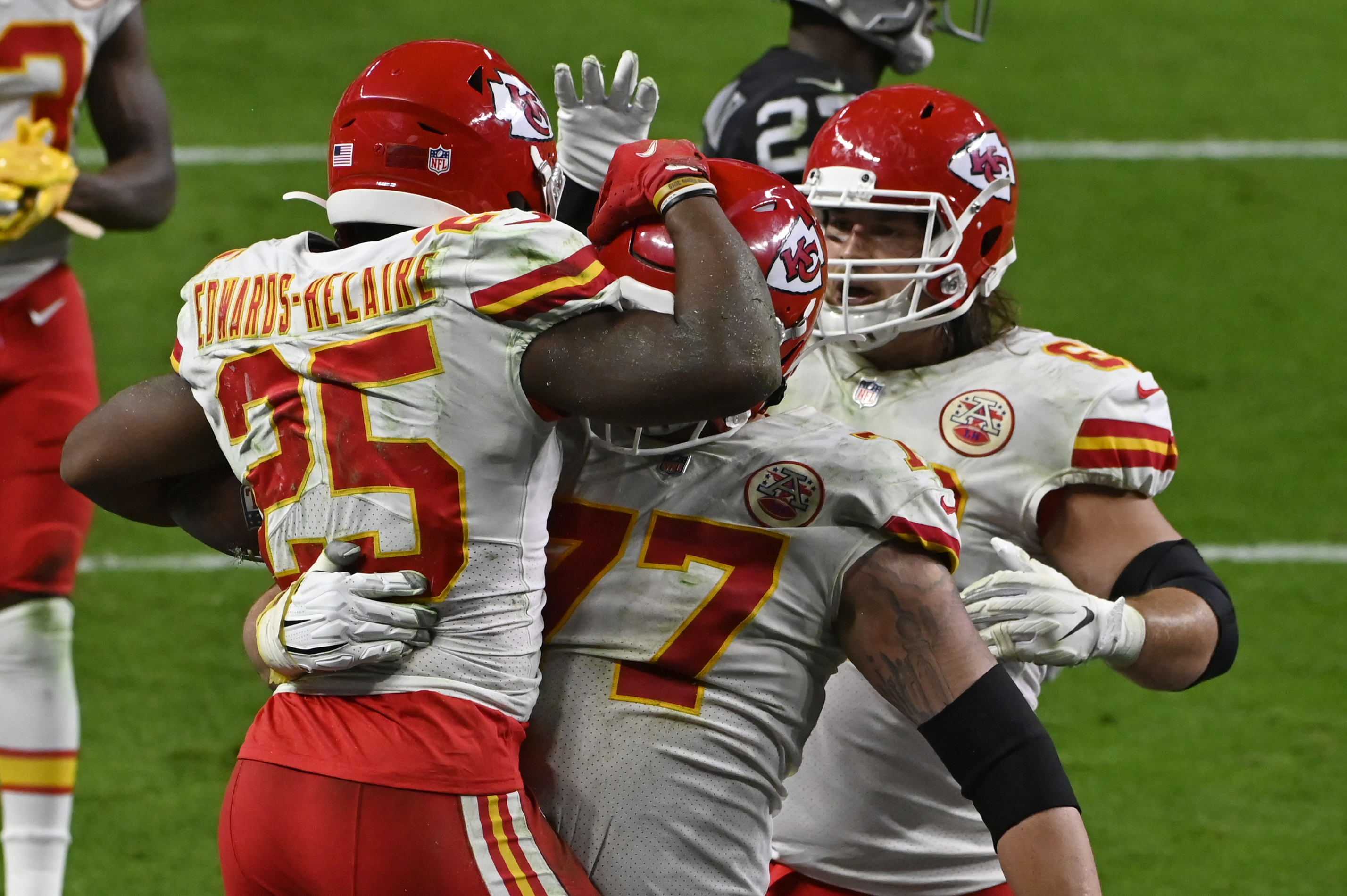 Mahomes hits Kelce in last minute, Chiefs edge Raiders 35-31