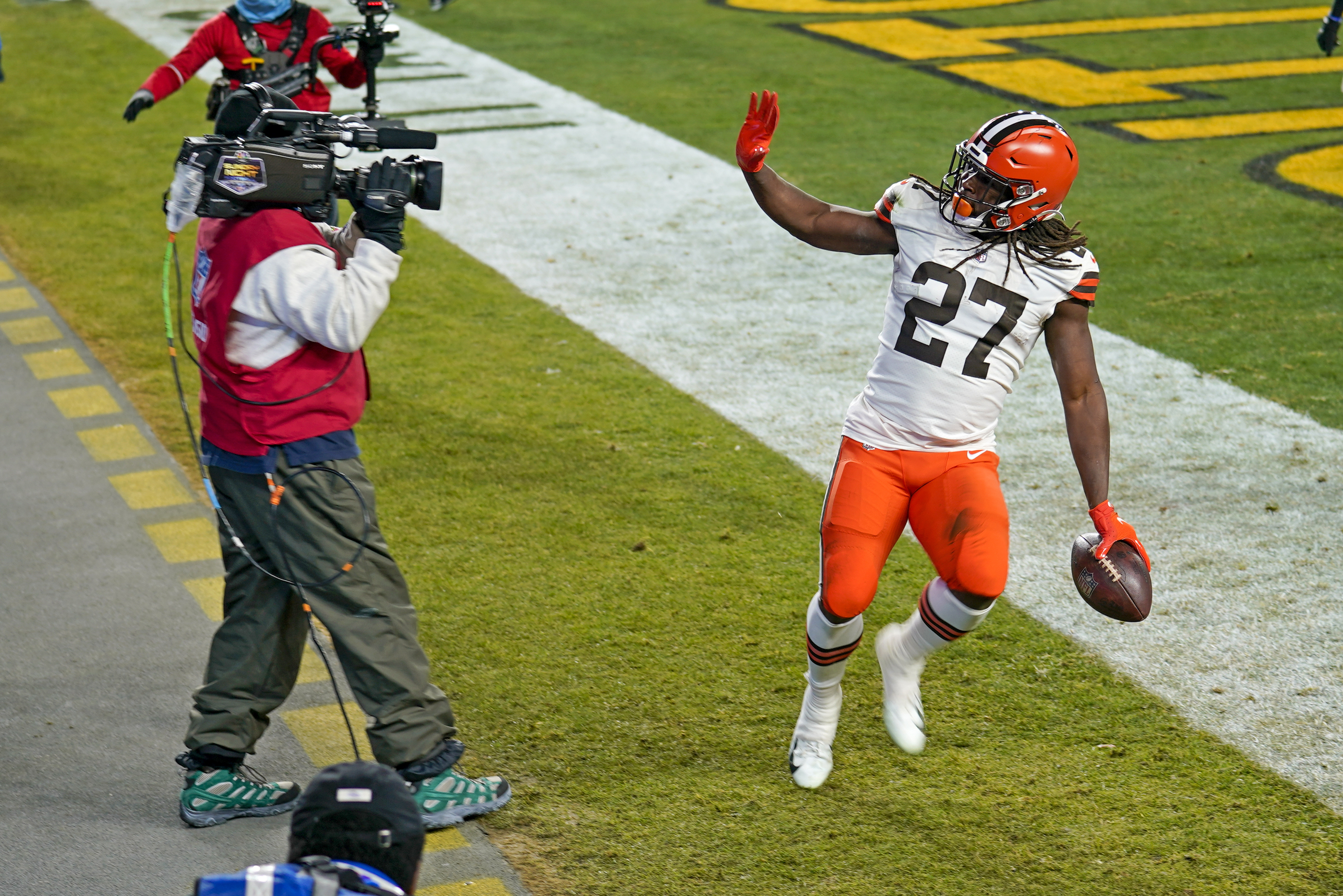 Kareem Hunt gets his first touchdown in a Browns uniform and gets some help  from Jarvis Landry to keep the ball 