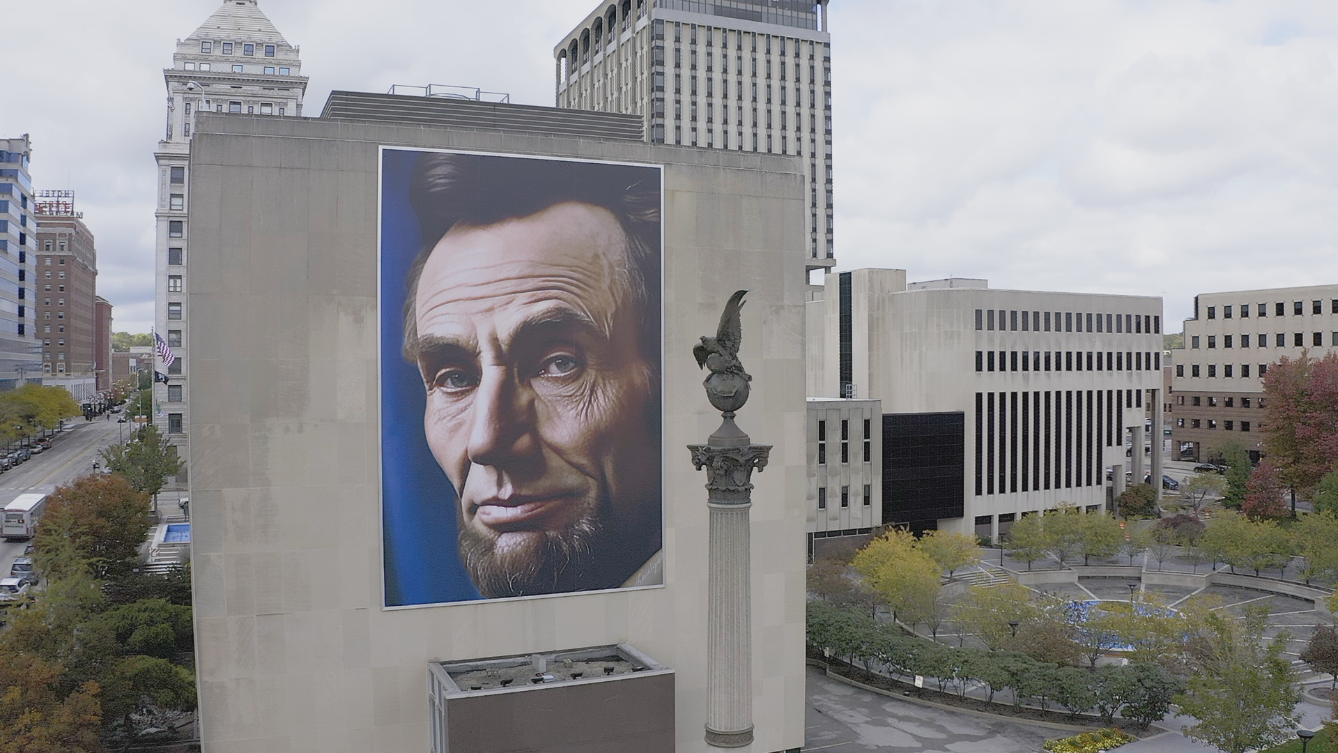 New Lincoln mural goes up along Peoria County Courthouse