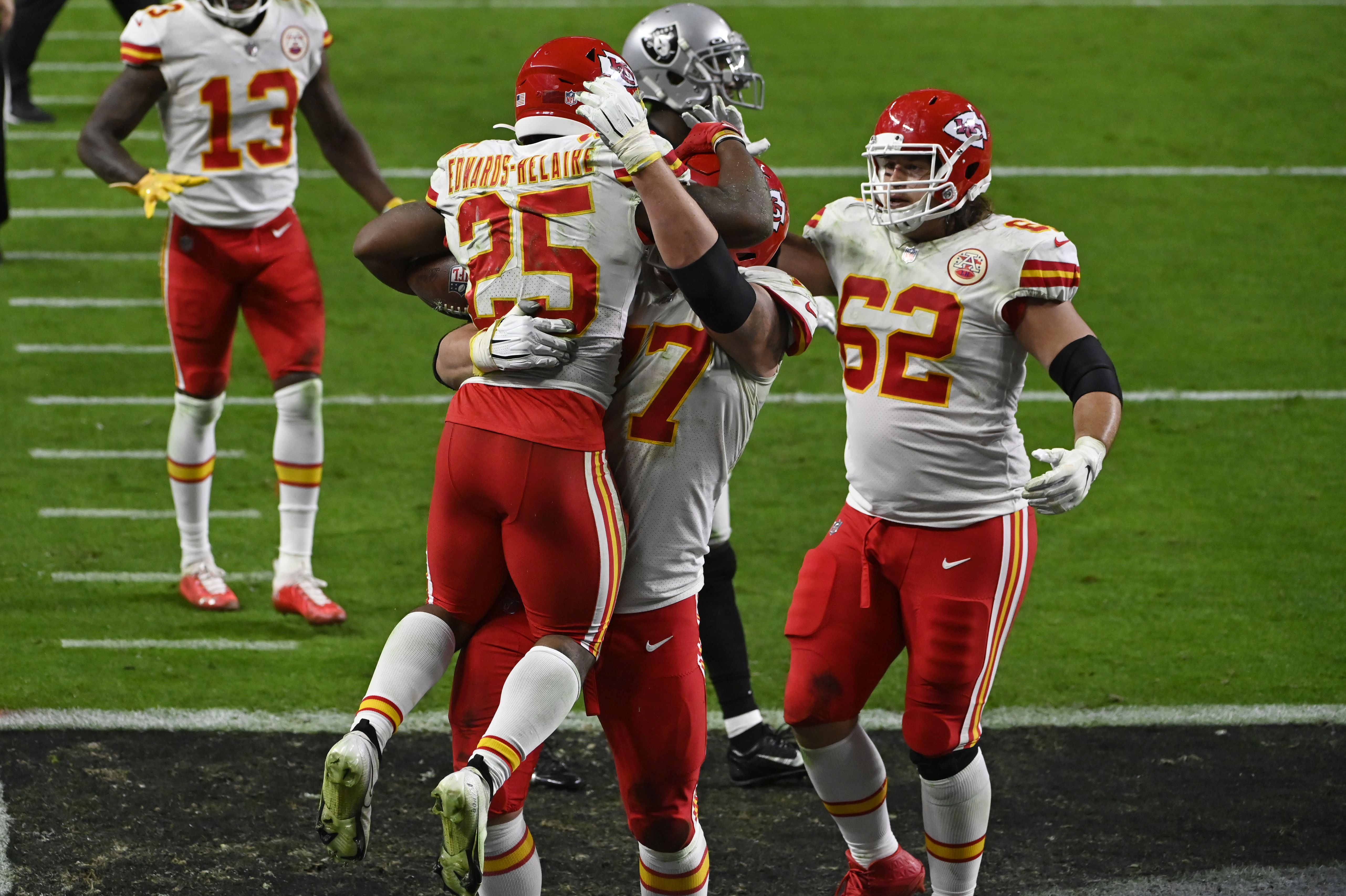 Mahomes hits Kelce in last minute, Chiefs edge Raiders 35-31