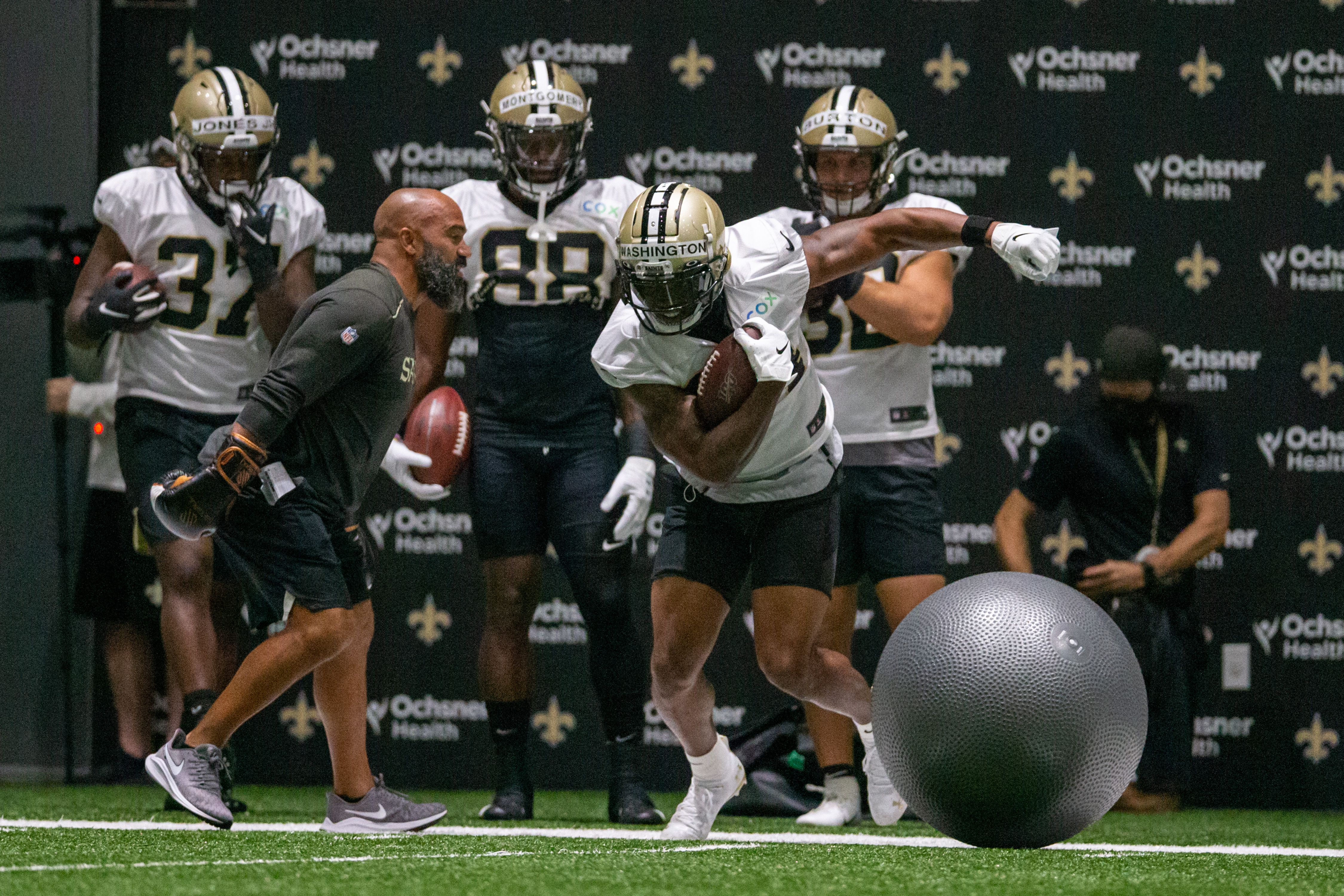 New Orleans Saints Re-Sign RB Dwayne Washington To One-Year Contract