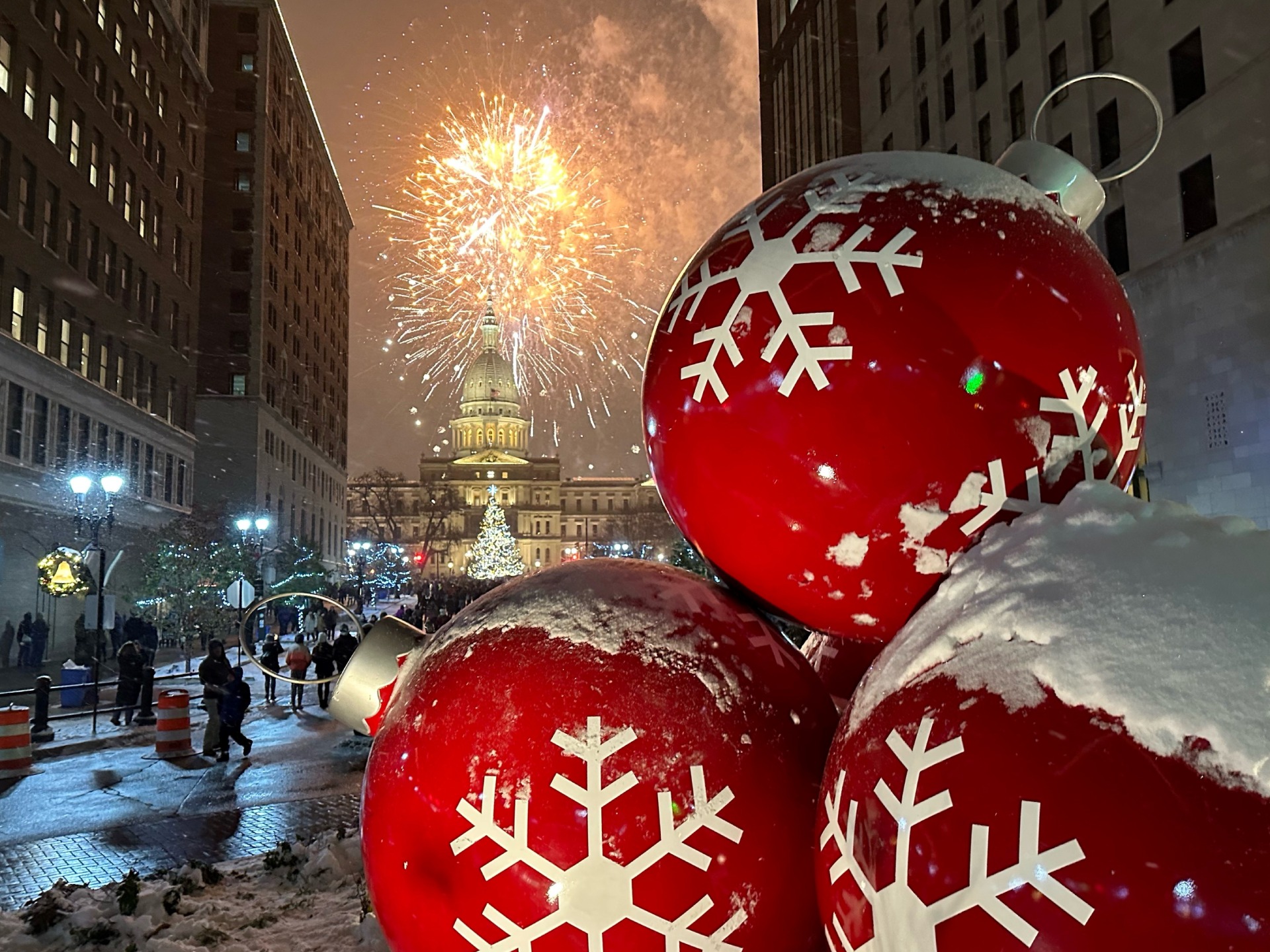 A Silver Bells Christmas Theme Dinner Party | Inspirational Details, image size:1920x1440
