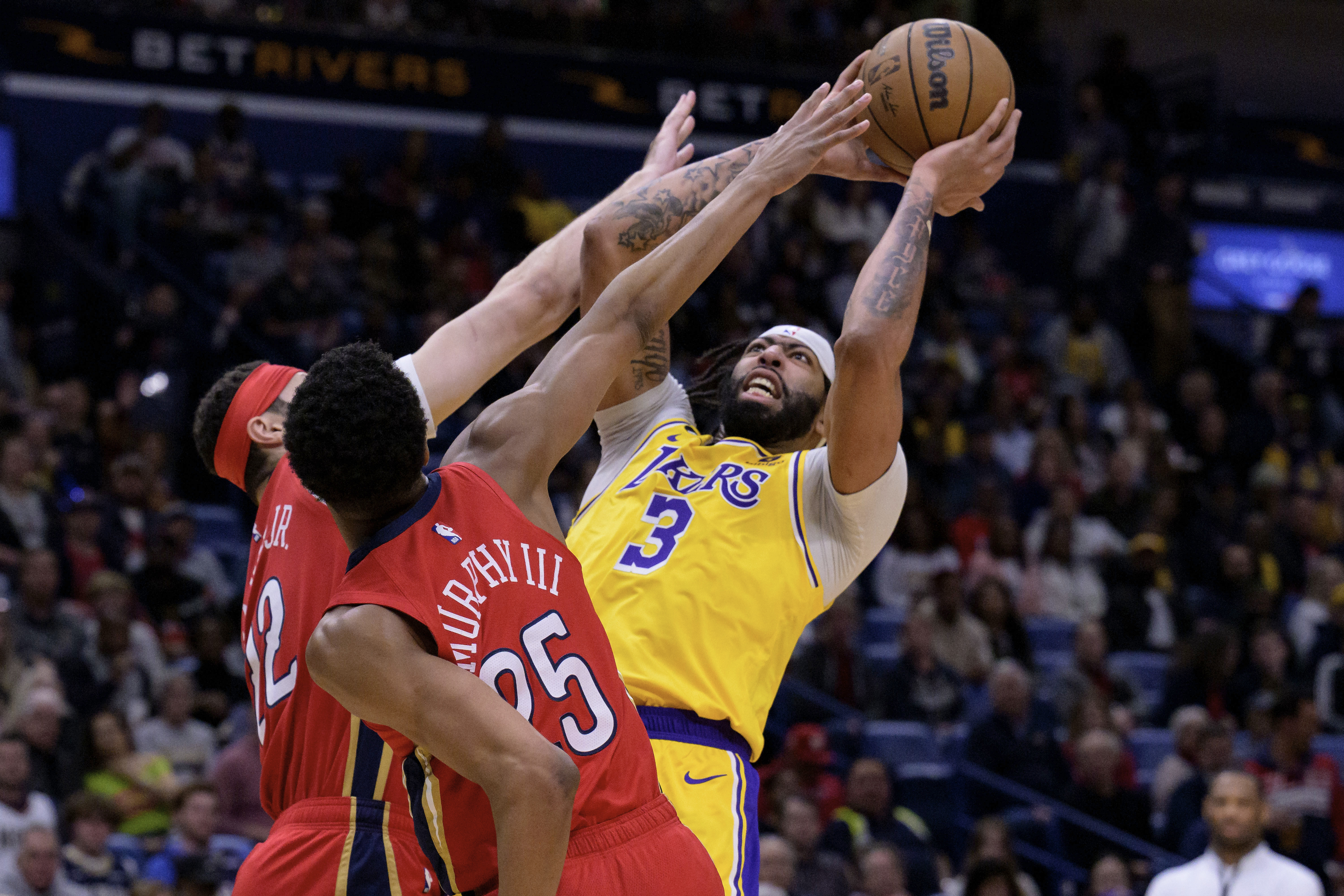 Lakers, Anthony Davis agree to NBA's richest annual extension - ESPN