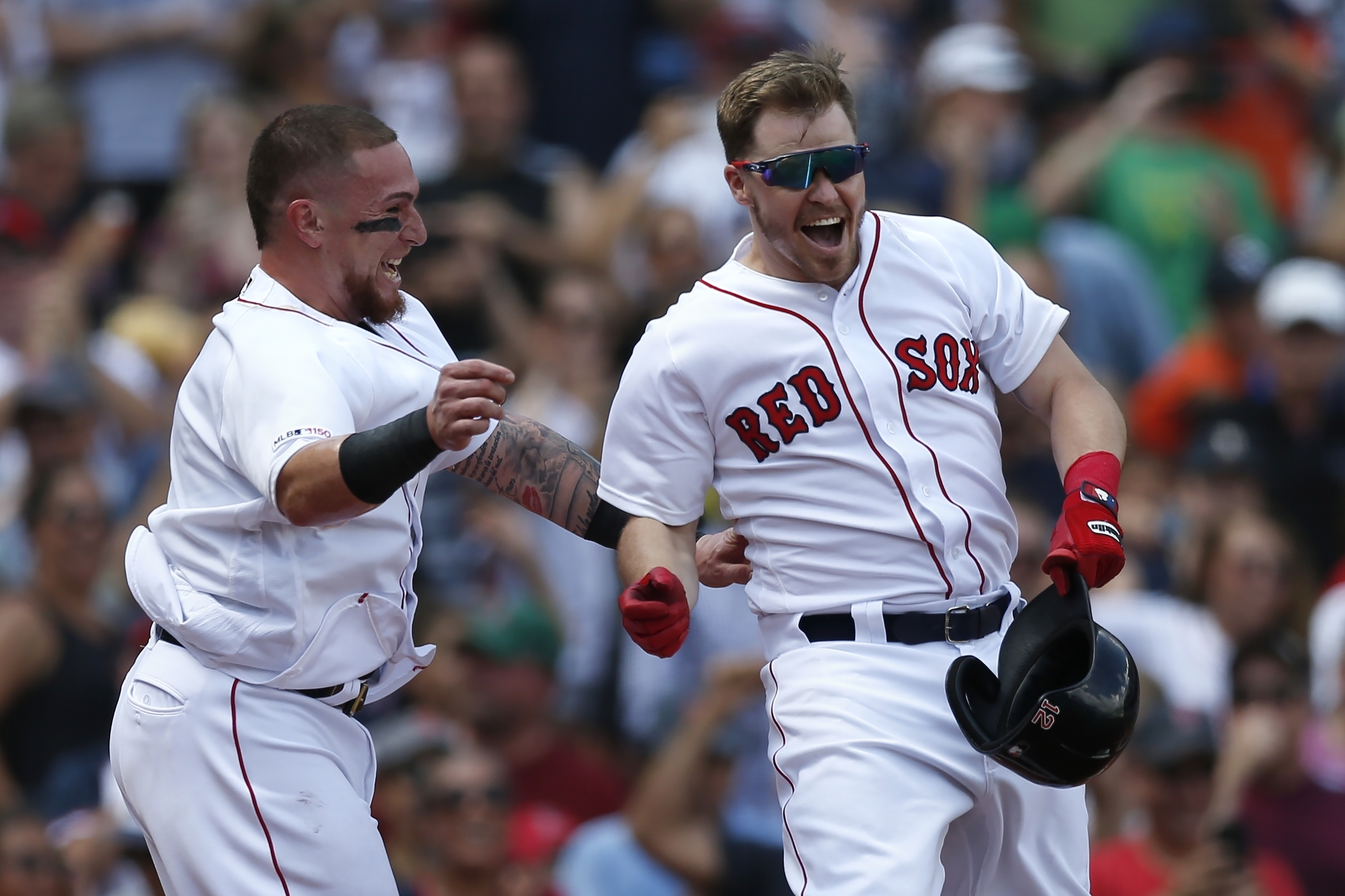 Brock Holt, Boston Red Sox top Kansas City Royals in 10th to cap