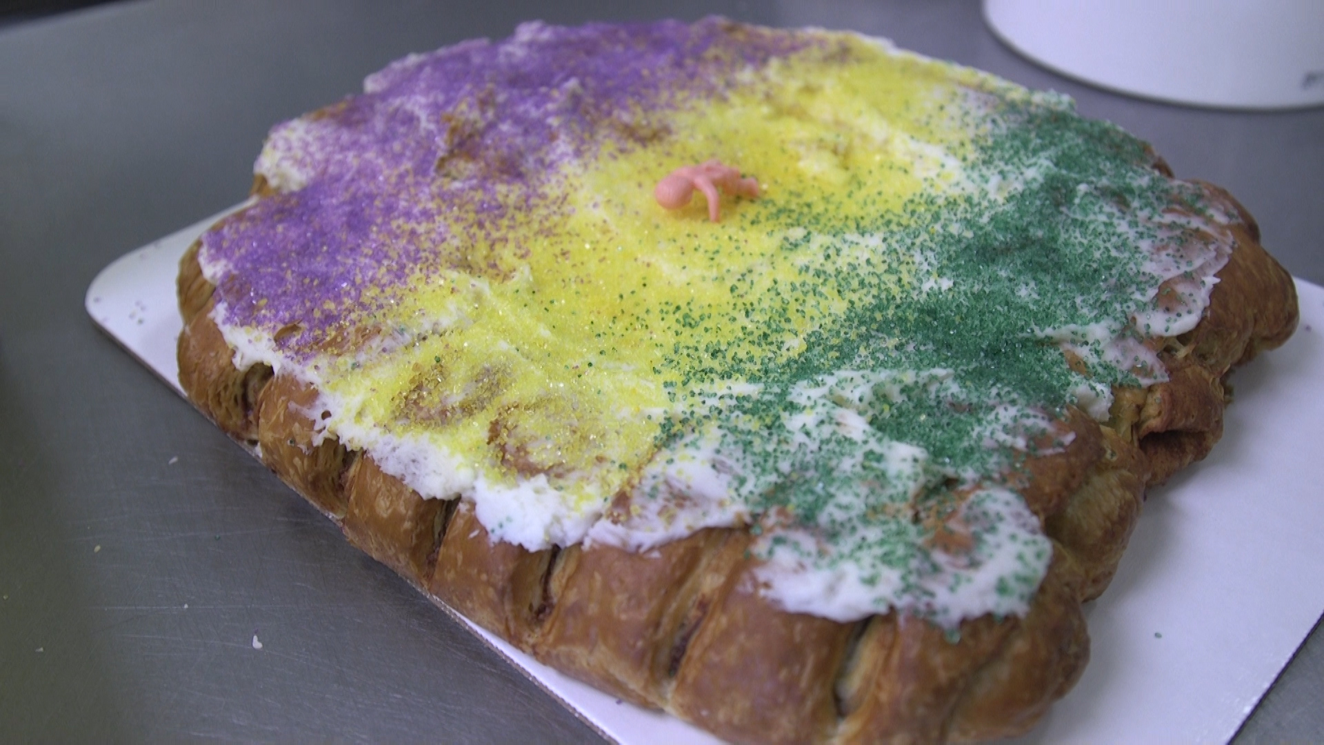 A very unofficial guide to the New Orleans king cake | glossy&rowdy