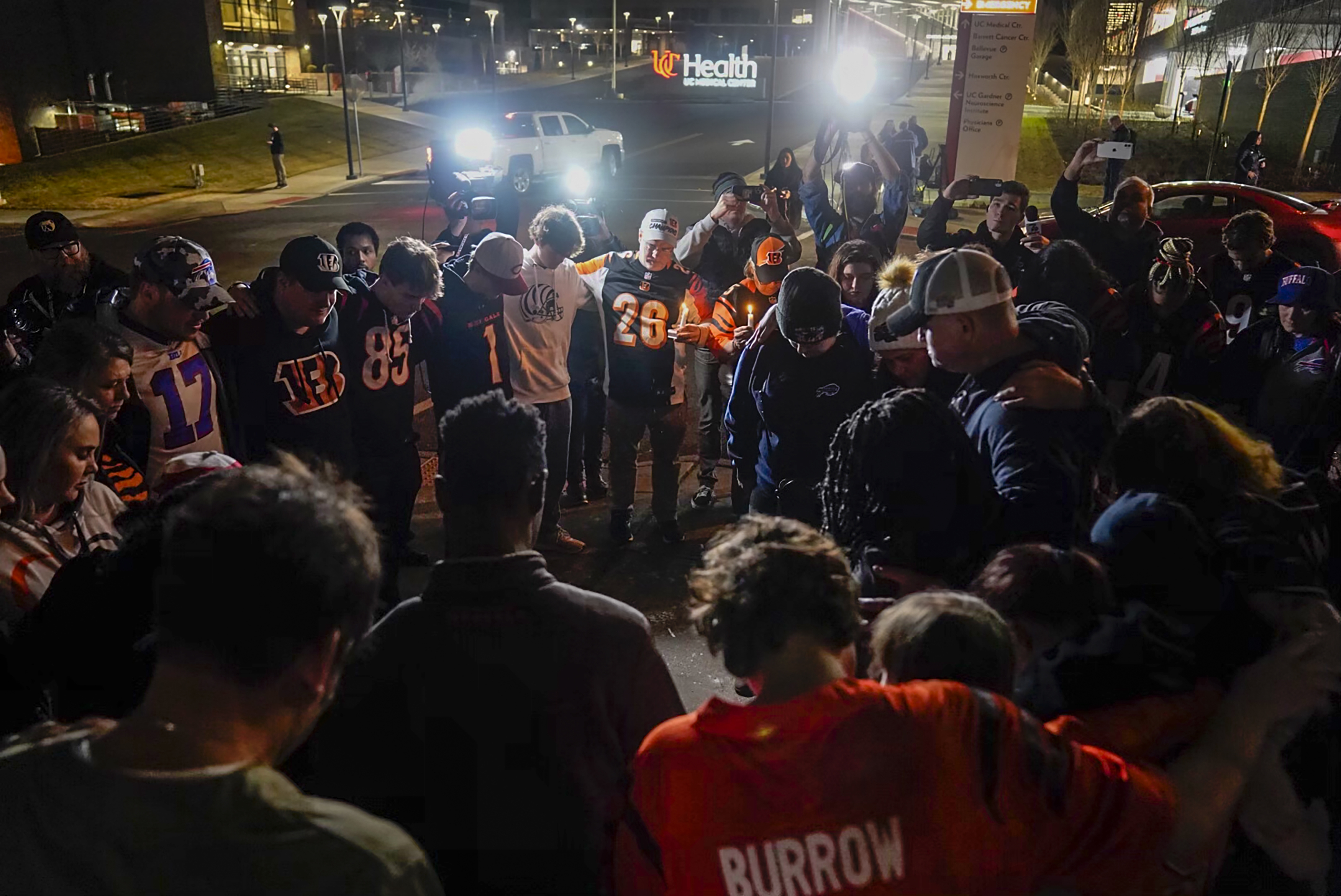 photog14WLWT on X: Everywhere you look around Cincinnati there are signs,  lights and positive vibes being sent to Damar Hamlin and the Buffalo Bills  #WLWT @wlwt @Bengals @BuffaloBills @BillsMafia @OliviaRayTV @vogel_wlwt  @MarkVSlaughter @