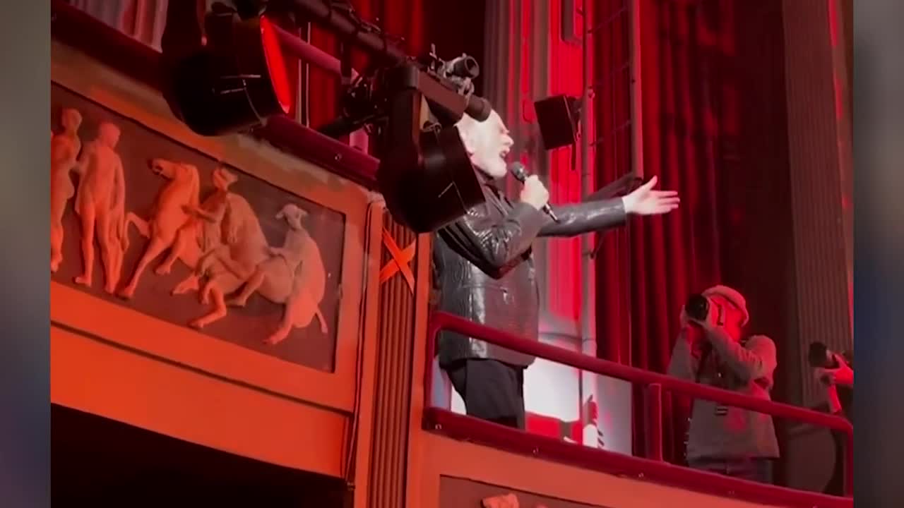 Neil Diamond Surprises Broadway Audience by Singing 'Sweet Caroline