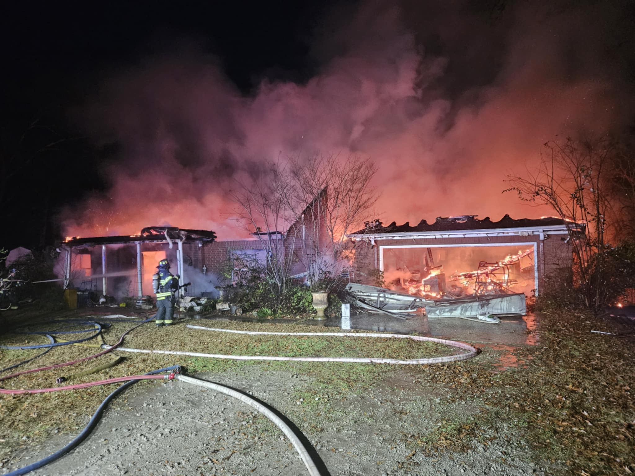 【ZAKI】In Flames⁡⁡、White Houseセット Firefighters responding to scene of house engulfed in flames in
