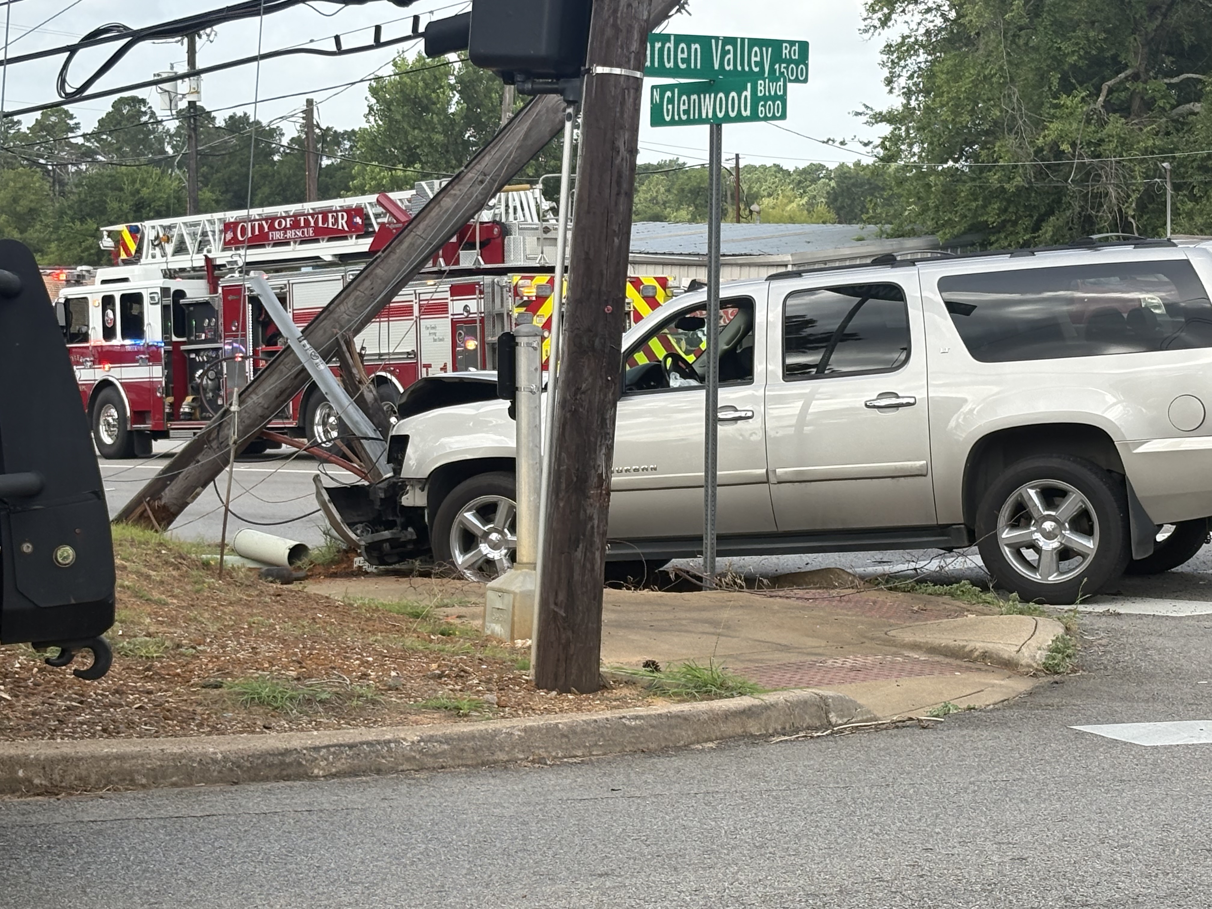Please Obey The Law. EX クロス　ダイヤクロス Tyler police working 3-vehicle crash on Glenwood Boulevard