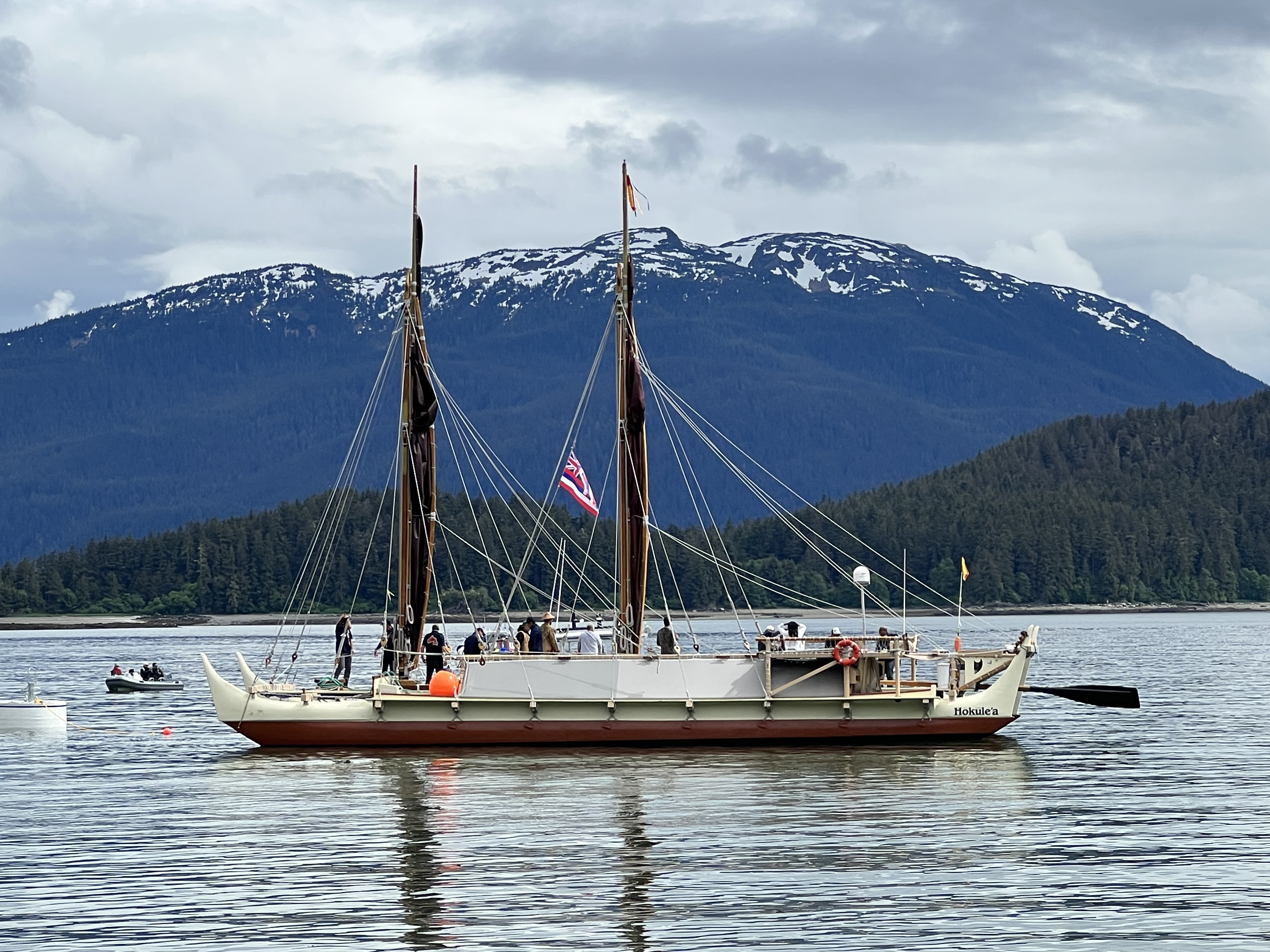 hokulea-sailing-canoe-pauses-pacific-voyage-to-return-home-to-hawaii