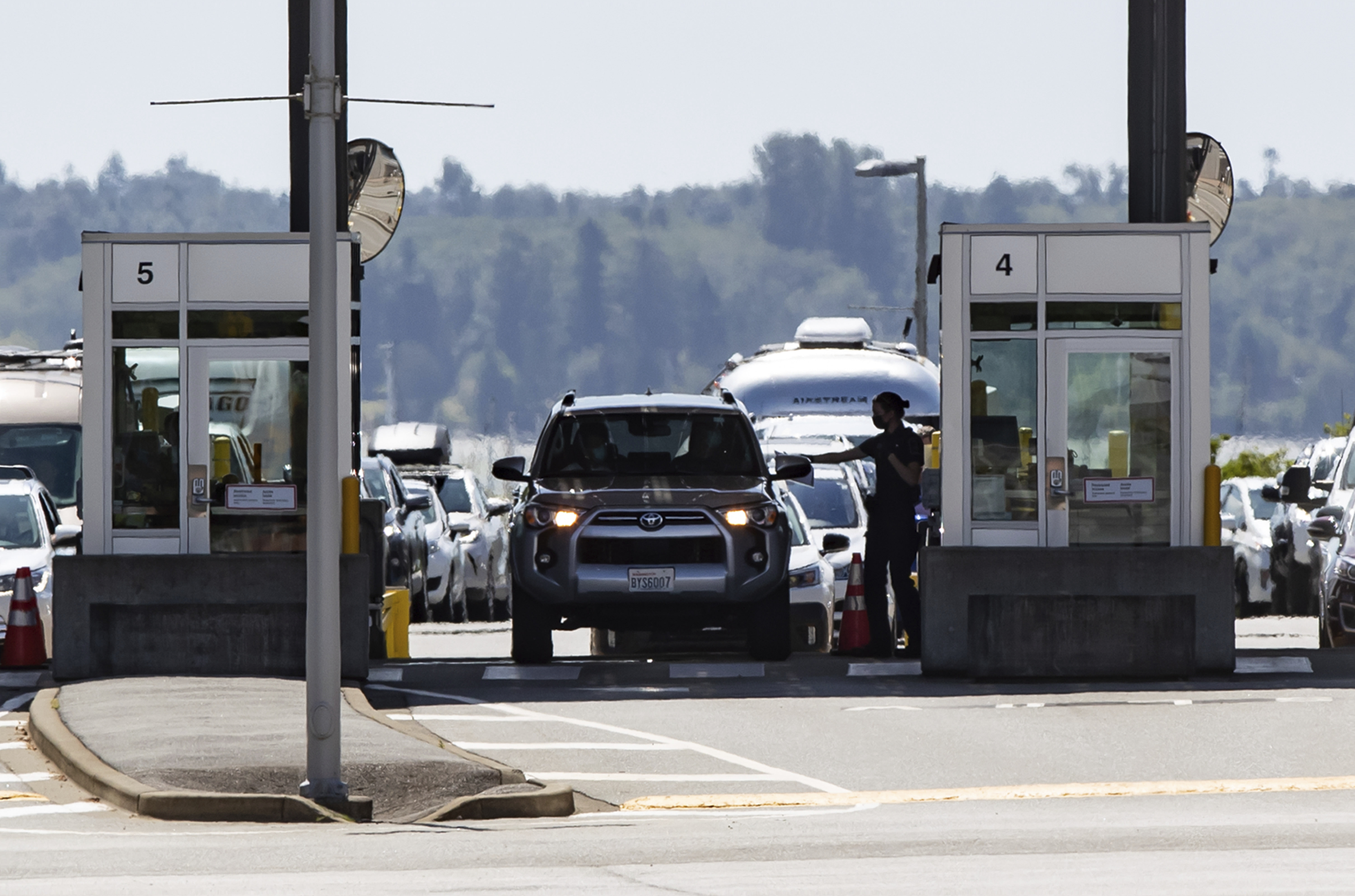 Us Keeps Ban On Nonessential Border Crossings To Slow Covid 19